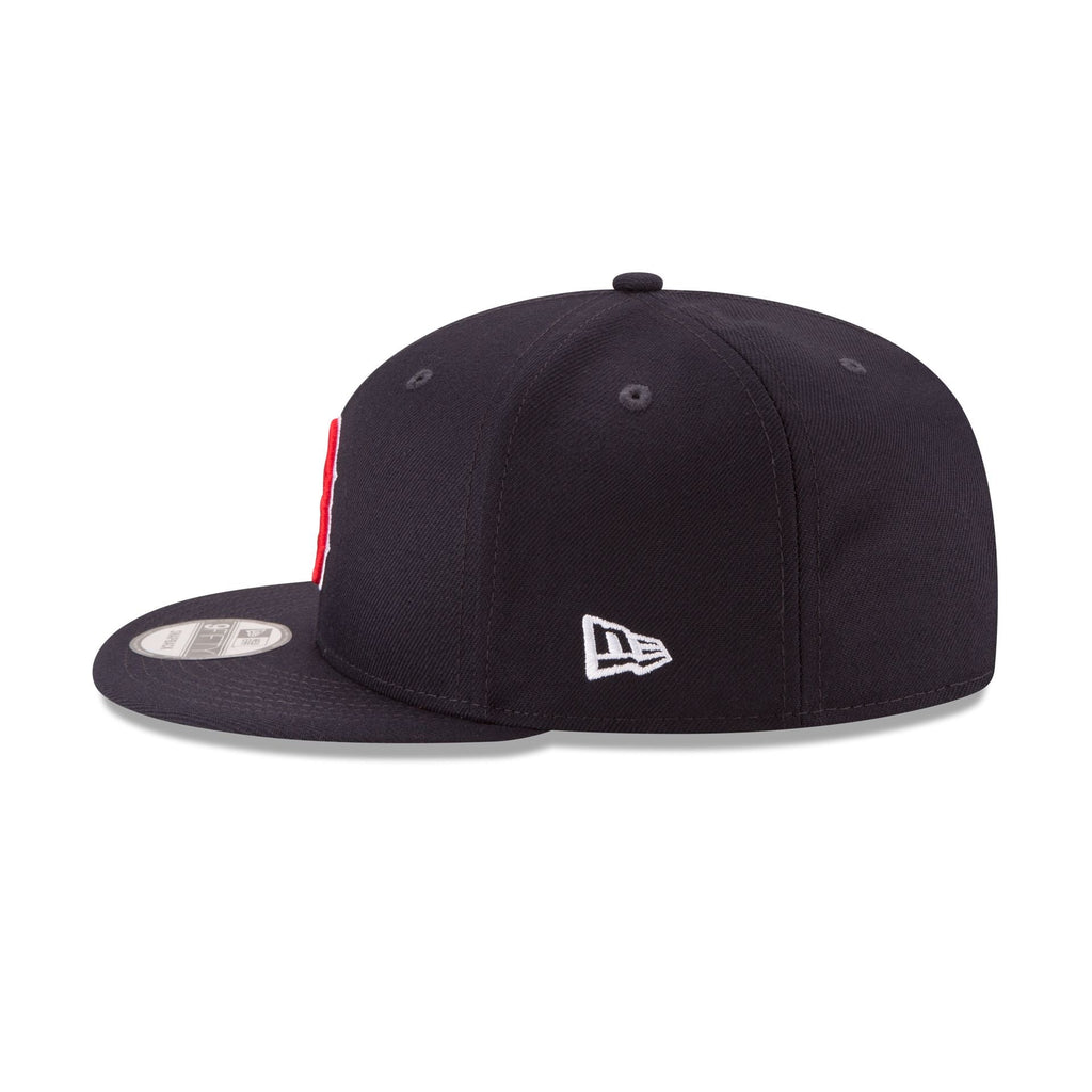 https://cdn.shopify.com/s/files/1/0601/2554/4675/files/14940076_9FIFTY_MLBOTCPOSTSEASONSP25_BOSRED_OTC_LSIDE.jpg?v=1758891979