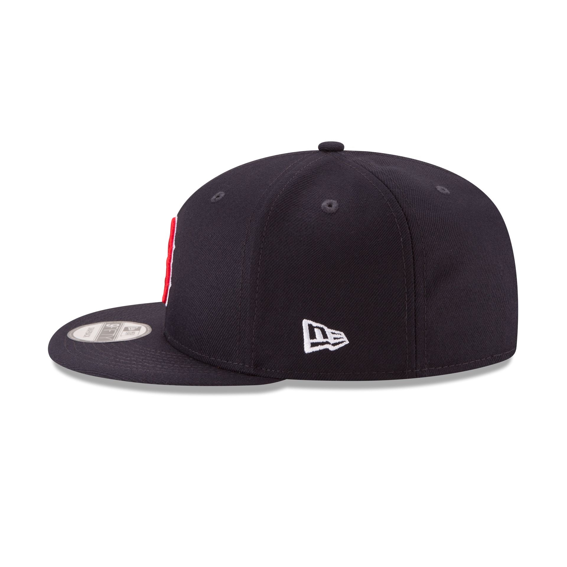 https://cdn.shopify.com/s/files/1/0601/2554/4675/files/14940076_9FIFTY_MLBOTCPOSTSEASONSP25_BOSRED_OTC_LSIDE.jpg?v=1758891979