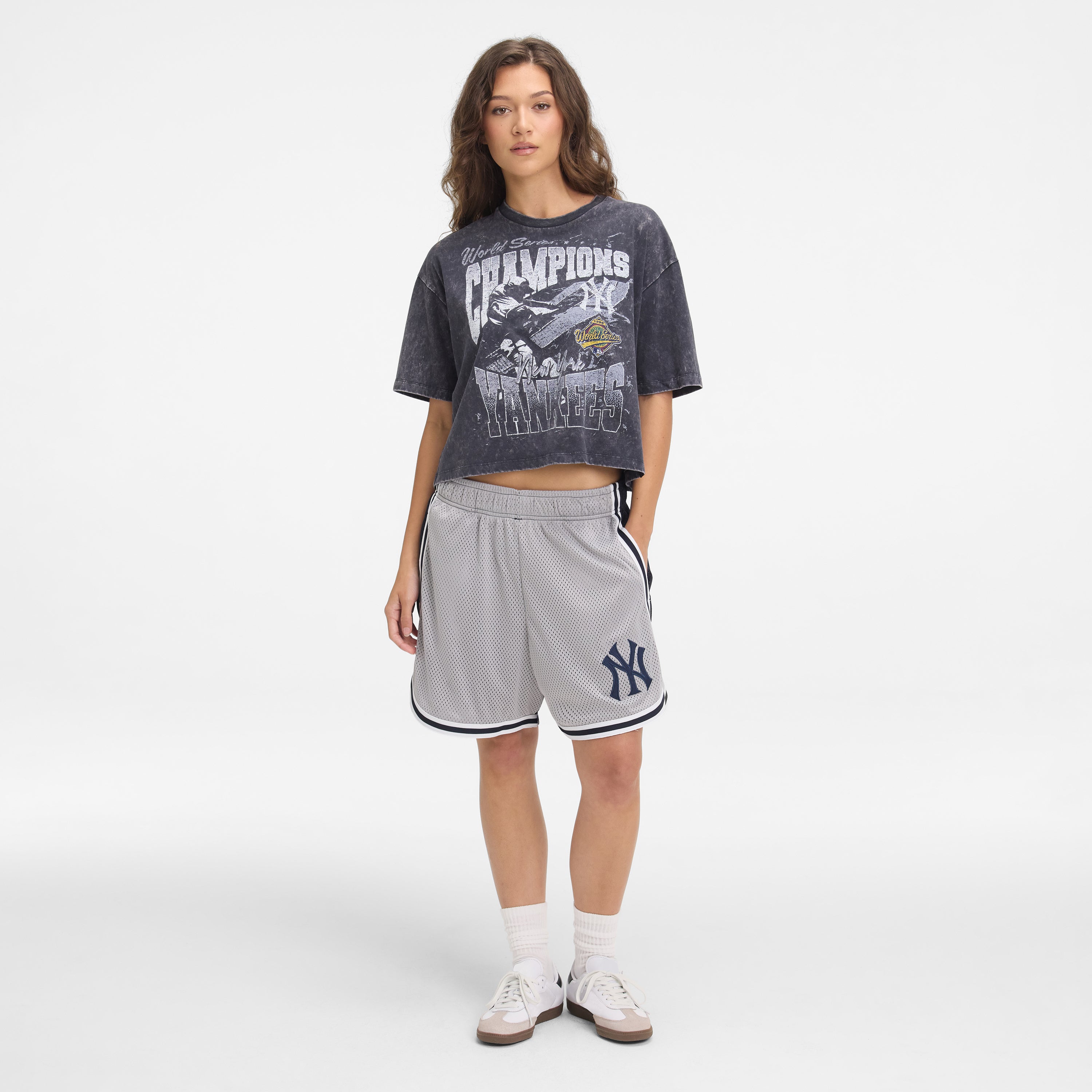 https://cdn.shopify.com/s/files/1/0601/2554/4675/files/1x1_-_Look_18_0316.jpg?v=1749149662