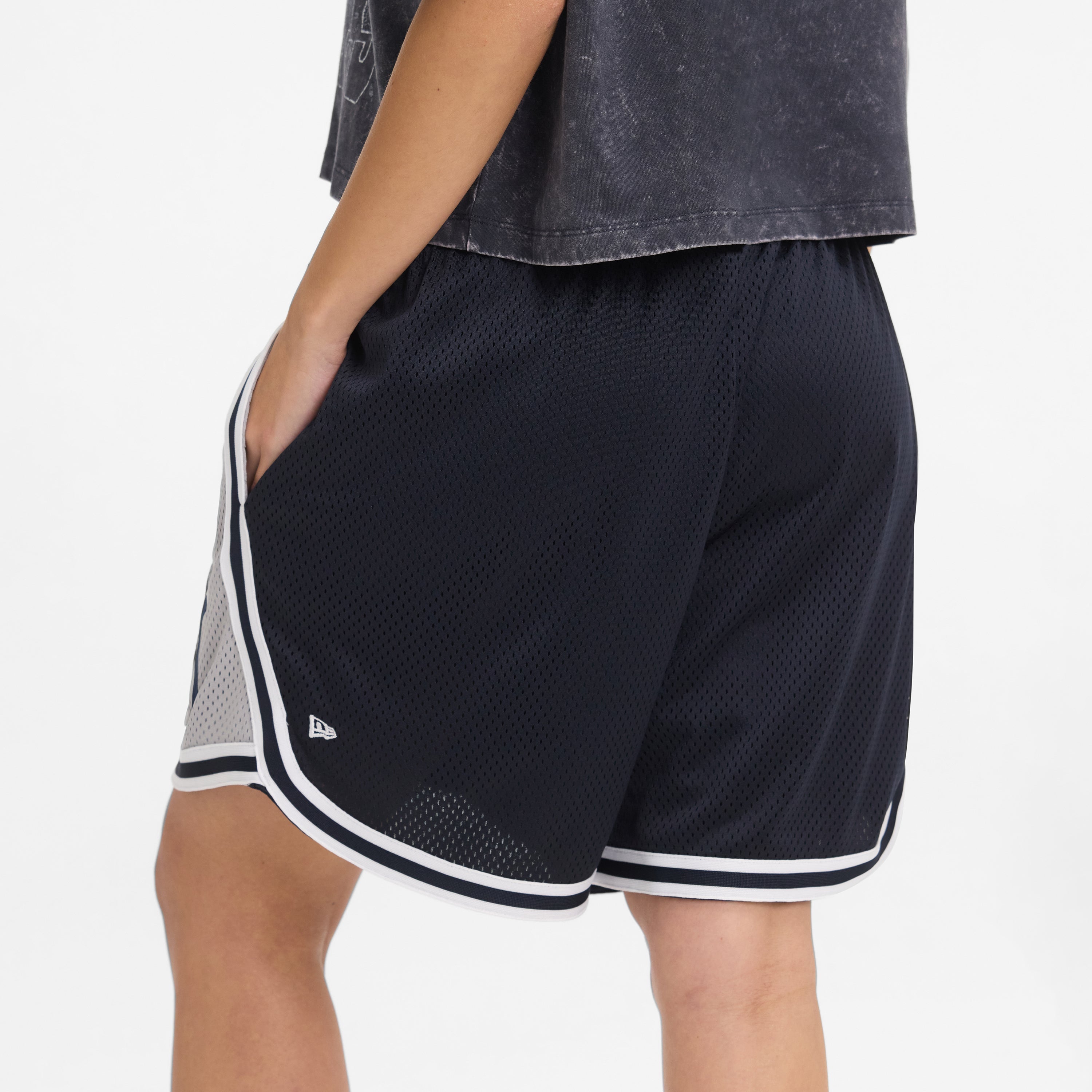 https://cdn.shopify.com/s/files/1/0601/2554/4675/files/1x1_-_Look_18_0336.jpg?v=1749149662