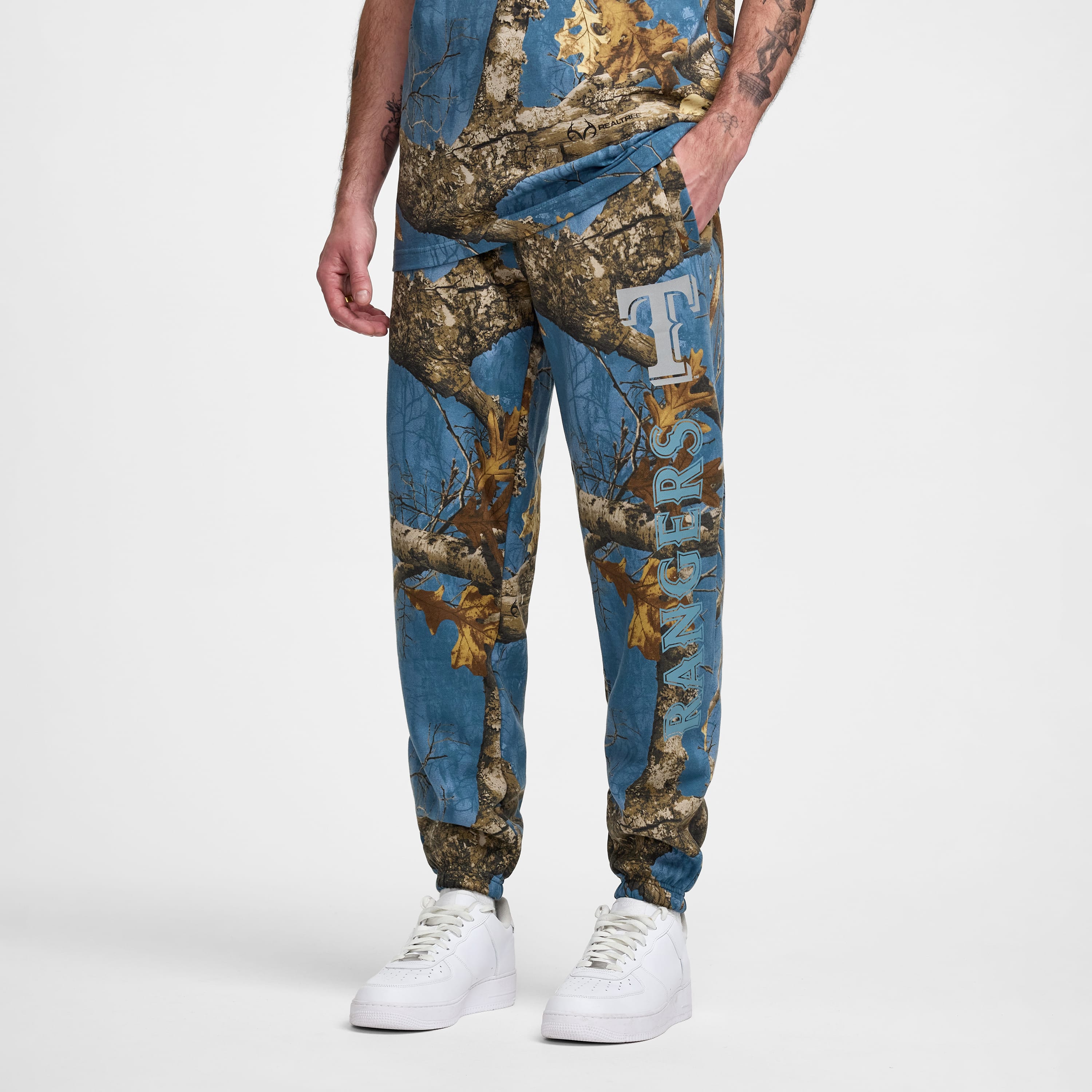 https://cdn.shopify.com/s/files/1/0601/2554/4675/files/1x1_-_Look_36_1158.jpg?v=1732731492