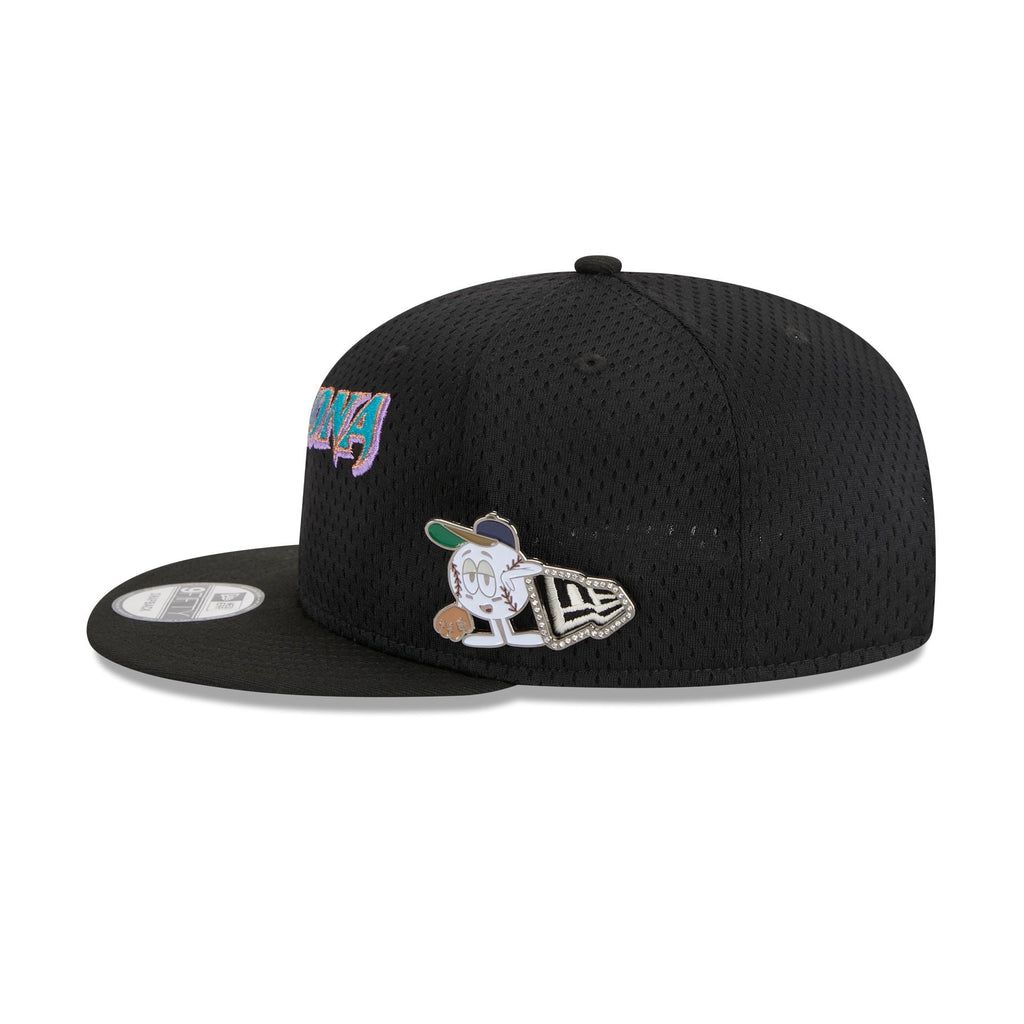https://cdn.shopify.com/s/files/1/0601/2554/4675/files/60426604_9FIFTY_POST-UPPIN_ARIDIACO_BLK_LSIDE.jpg?v=1693420884
