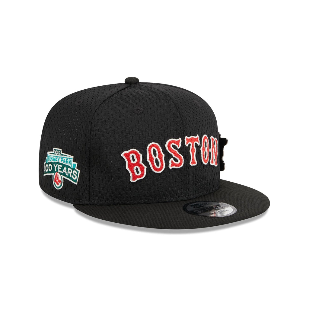 https://cdn.shopify.com/s/files/1/0601/2554/4675/files/60426605_9FIFTY_POST-UPPIN_BOSRED_BLK_3QR.jpg?v=1693420920