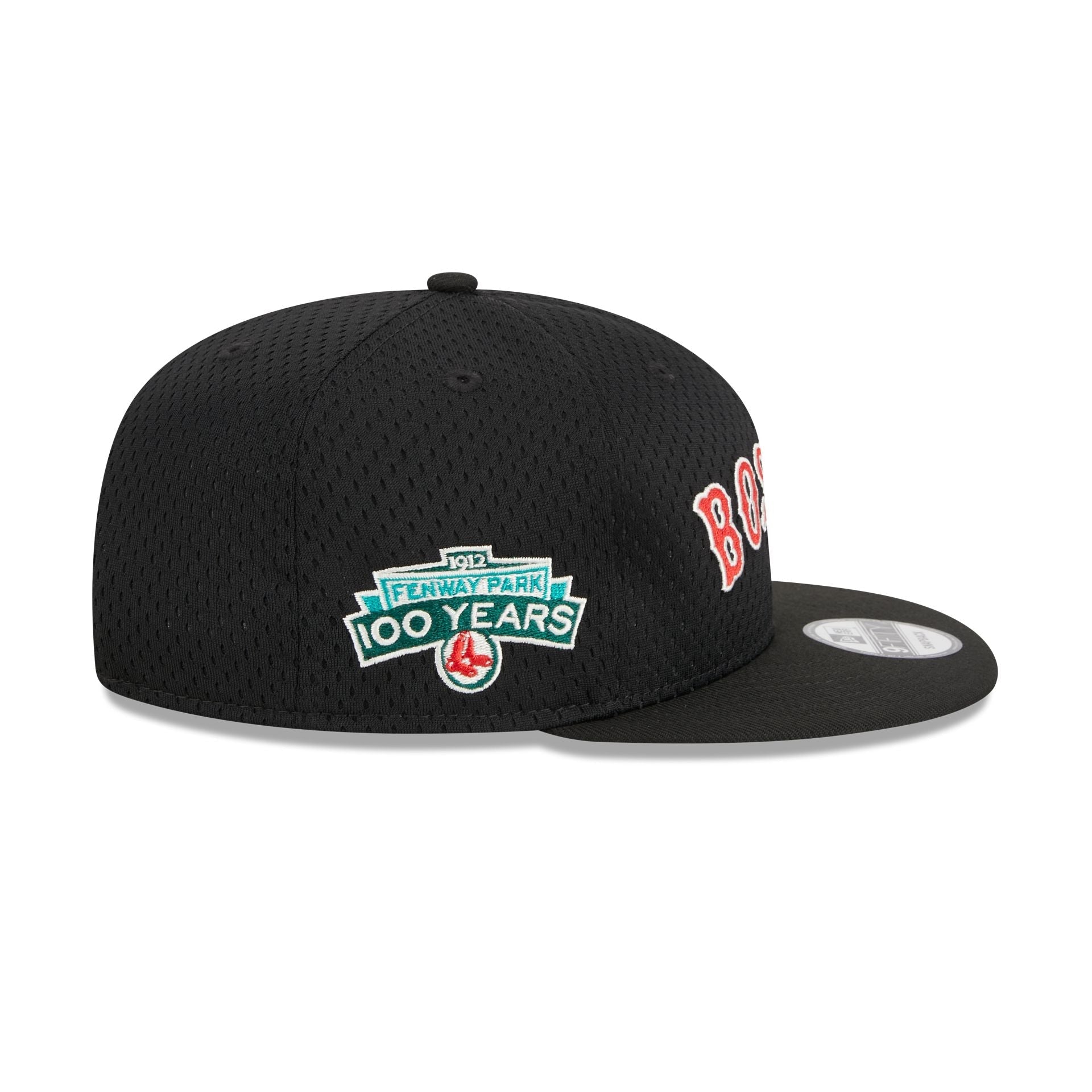https://cdn.shopify.com/s/files/1/0601/2554/4675/files/60426605_9FIFTY_POST-UPPIN_BOSRED_BLK_RSIDE.jpg?v=1693420920