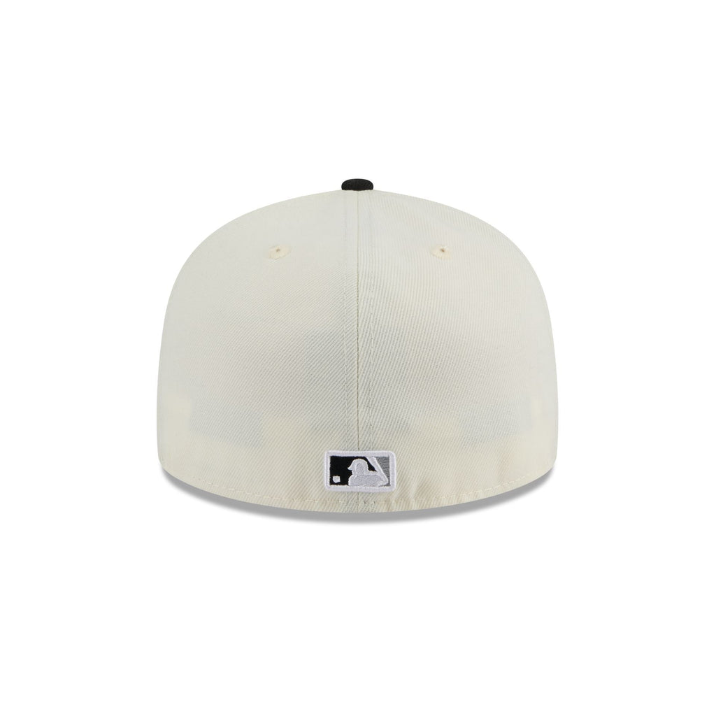 https://cdn.shopify.com/s/files/1/0601/2554/4675/files/60439175_59FIFTY_5950EGCHWOTCOTC_CHIWHI_CHW_R.jpg?v=1713795130