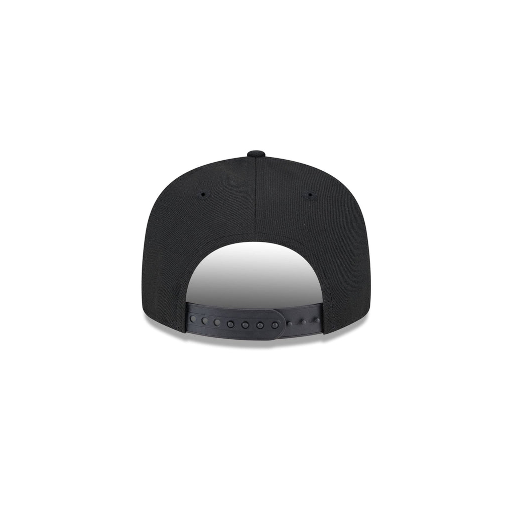 https://cdn.shopify.com/s/files/1/0601/2554/4675/files/60439632_9FIFTY_JR950EGSCRIPT_CHIWHI_OTC_R.jpg?v=1724763183