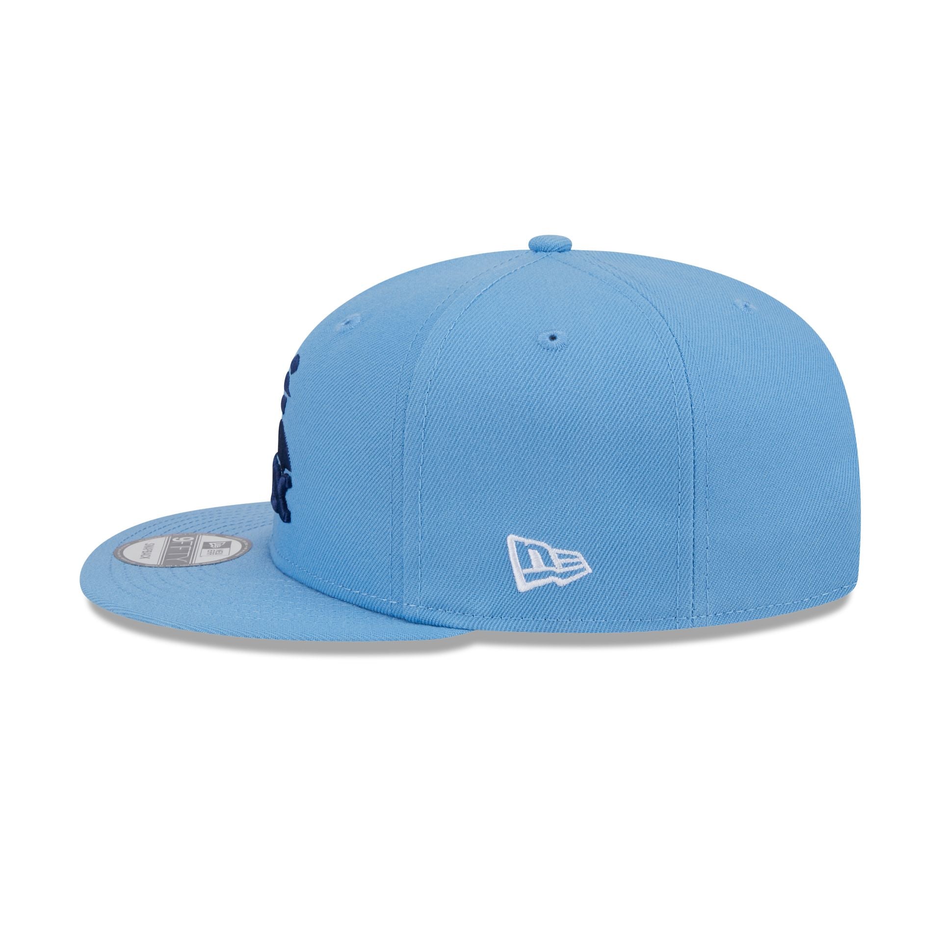 https://cdn.shopify.com/s/files/1/0601/2554/4675/files/60440190_9FIFTY_950EGSKYSKYOTC_CHIWHICO_SKYSKYOTC_LSIDE.jpg?v=1713795130