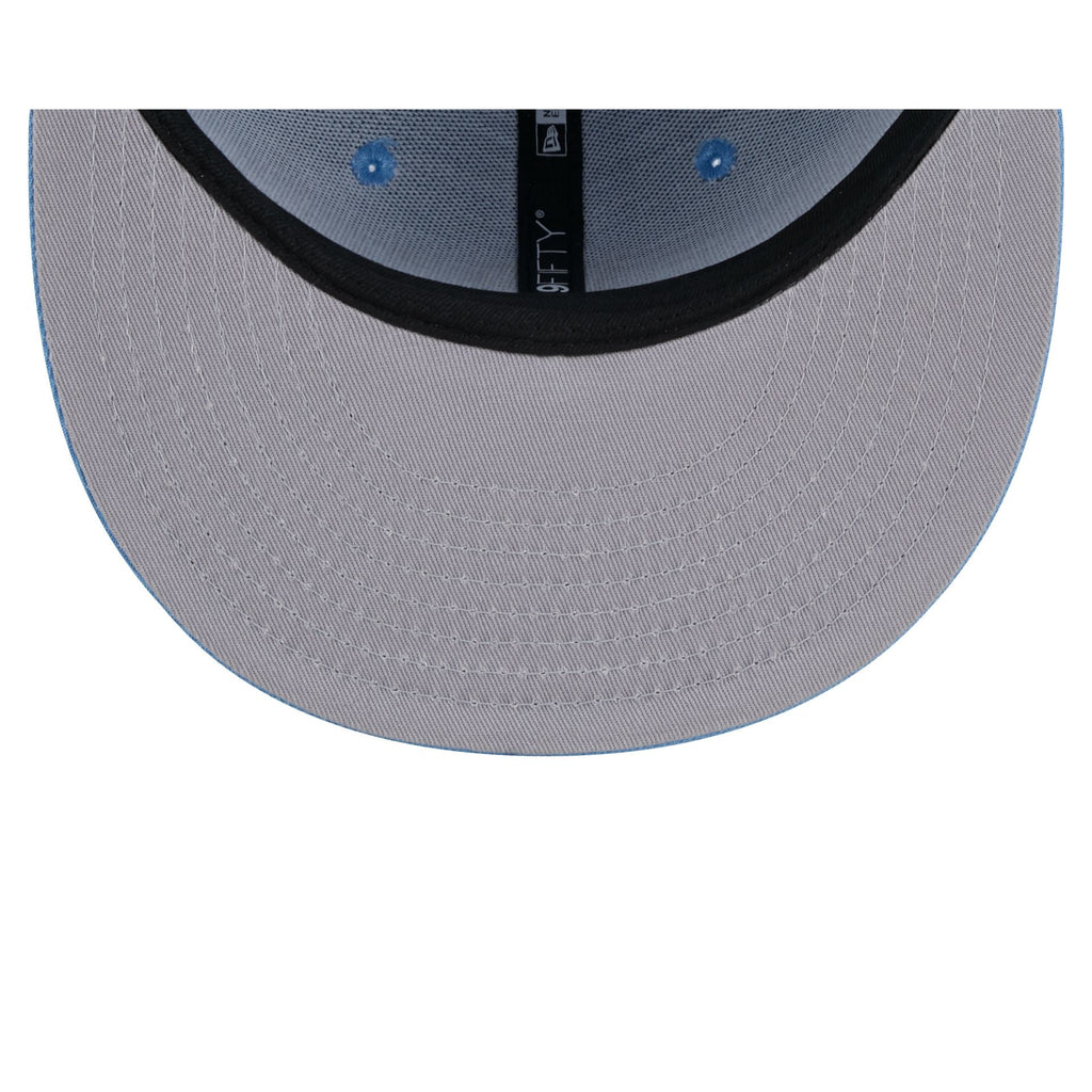 https://cdn.shopify.com/s/files/1/0601/2554/4675/files/60440190_9FIFTY_950EGSKYSKYOTC_CHIWHICO_SKYSKYOTC_UV.jpg?v=1713795130