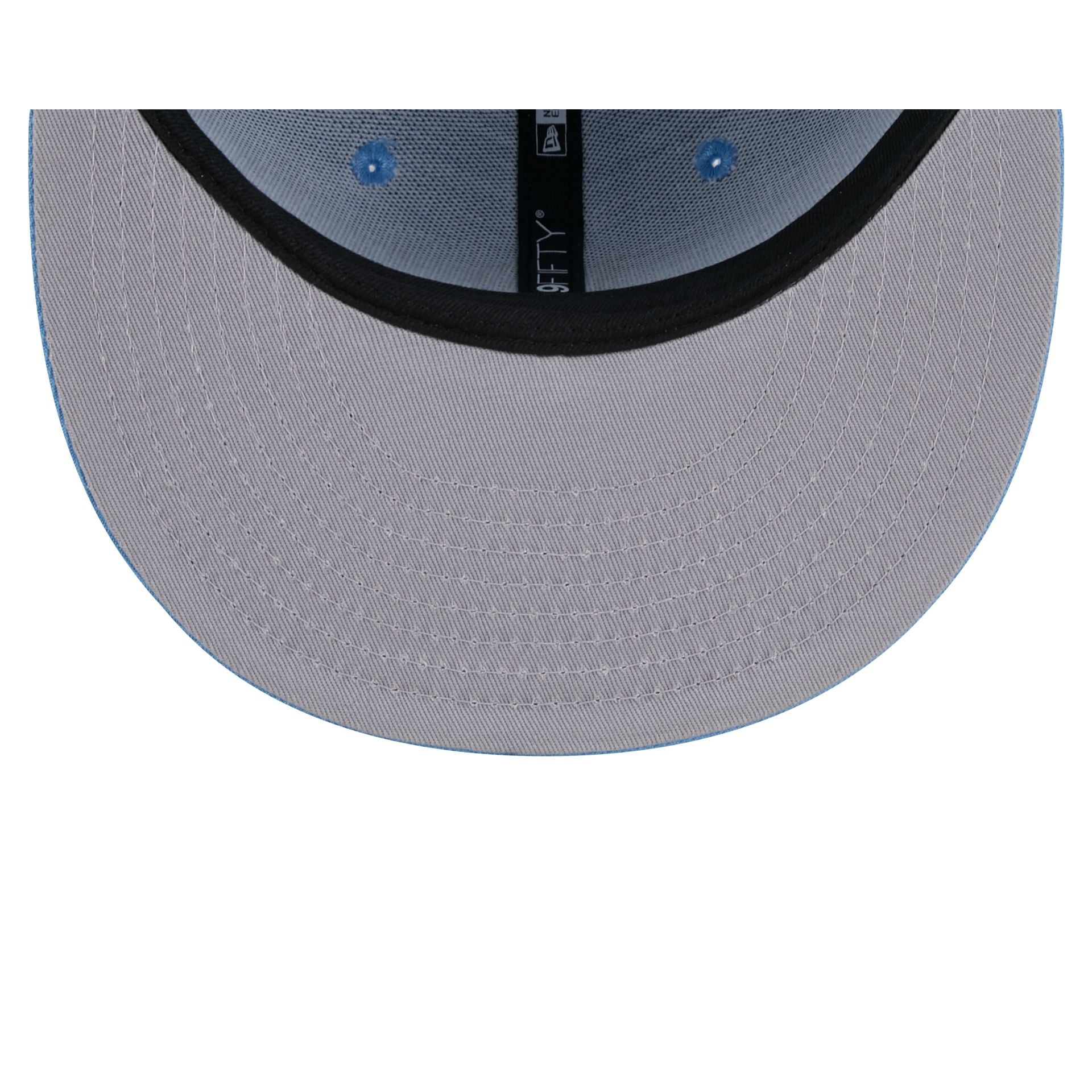 https://cdn.shopify.com/s/files/1/0601/2554/4675/files/60440190_9FIFTY_950EGSKYSKYOTC_CHIWHICO_SKYSKYOTC_UV.jpg?v=1713795130
