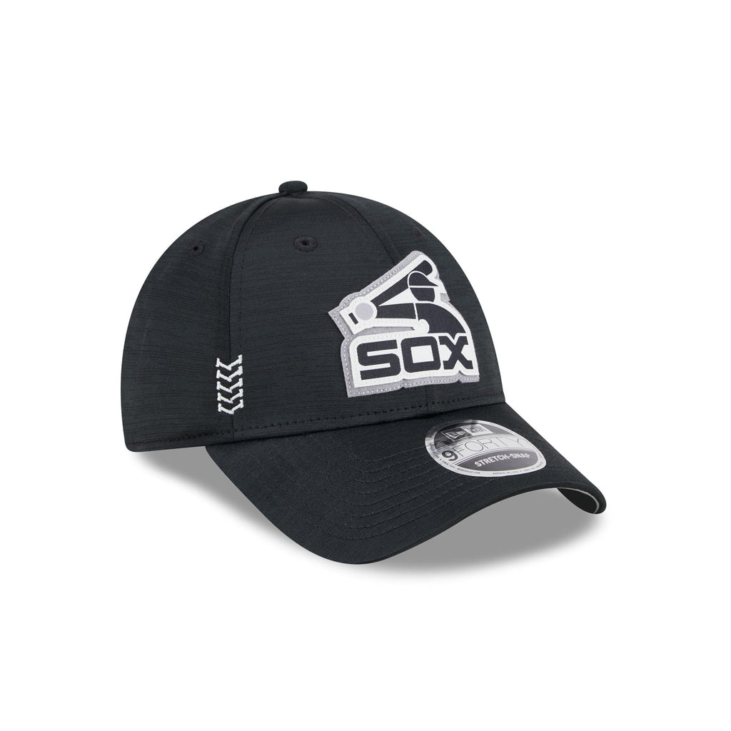 https://cdn.shopify.com/s/files/1/0601/2554/4675/files/60490781_9FORTYSS_MLB24CHOF940_CHIWHI_OTC_3QR.jpg?v=1706806336