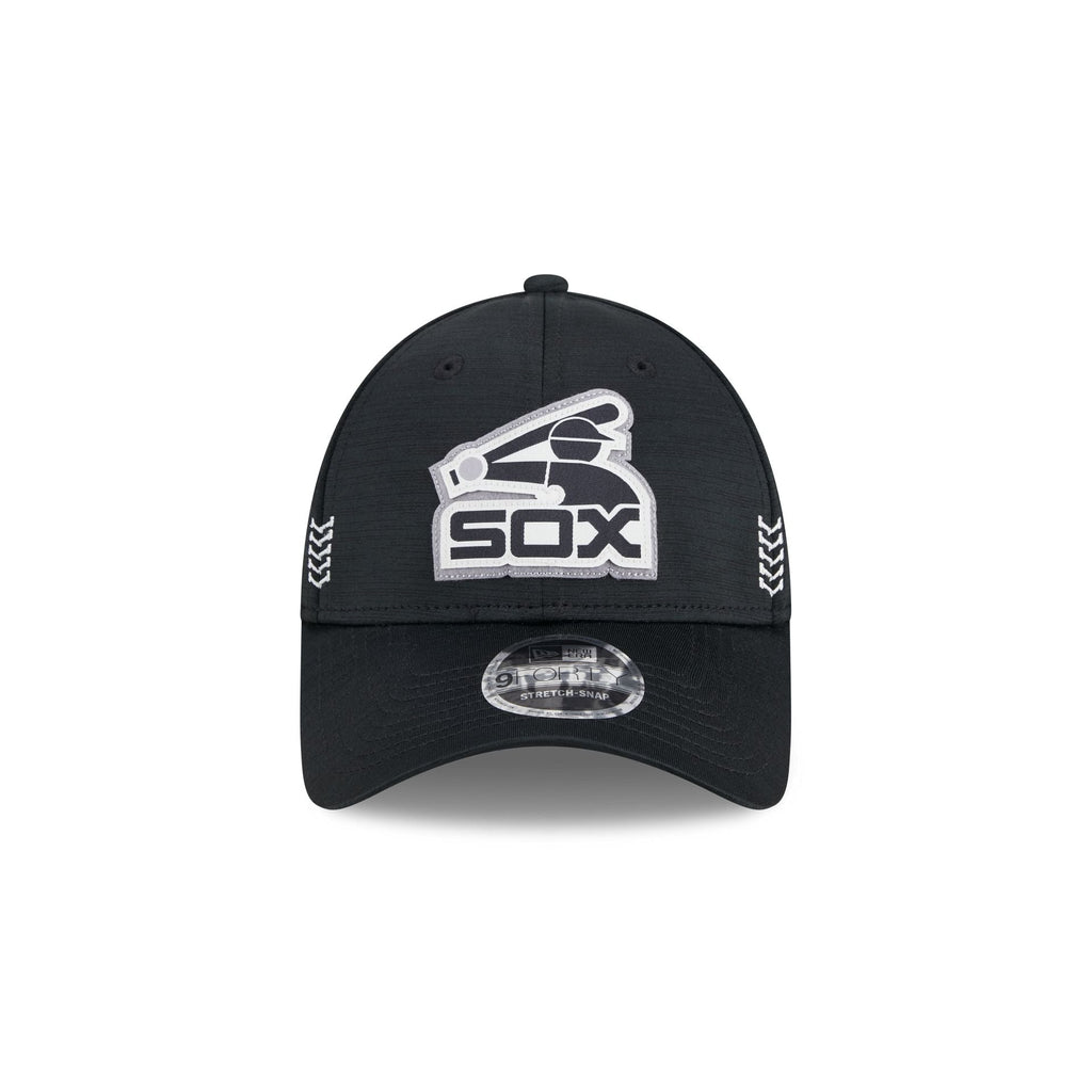 https://cdn.shopify.com/s/files/1/0601/2554/4675/files/60490781_9FORTYSS_MLB24CHOF940_CHIWHI_OTC_F.jpg?v=1706806336