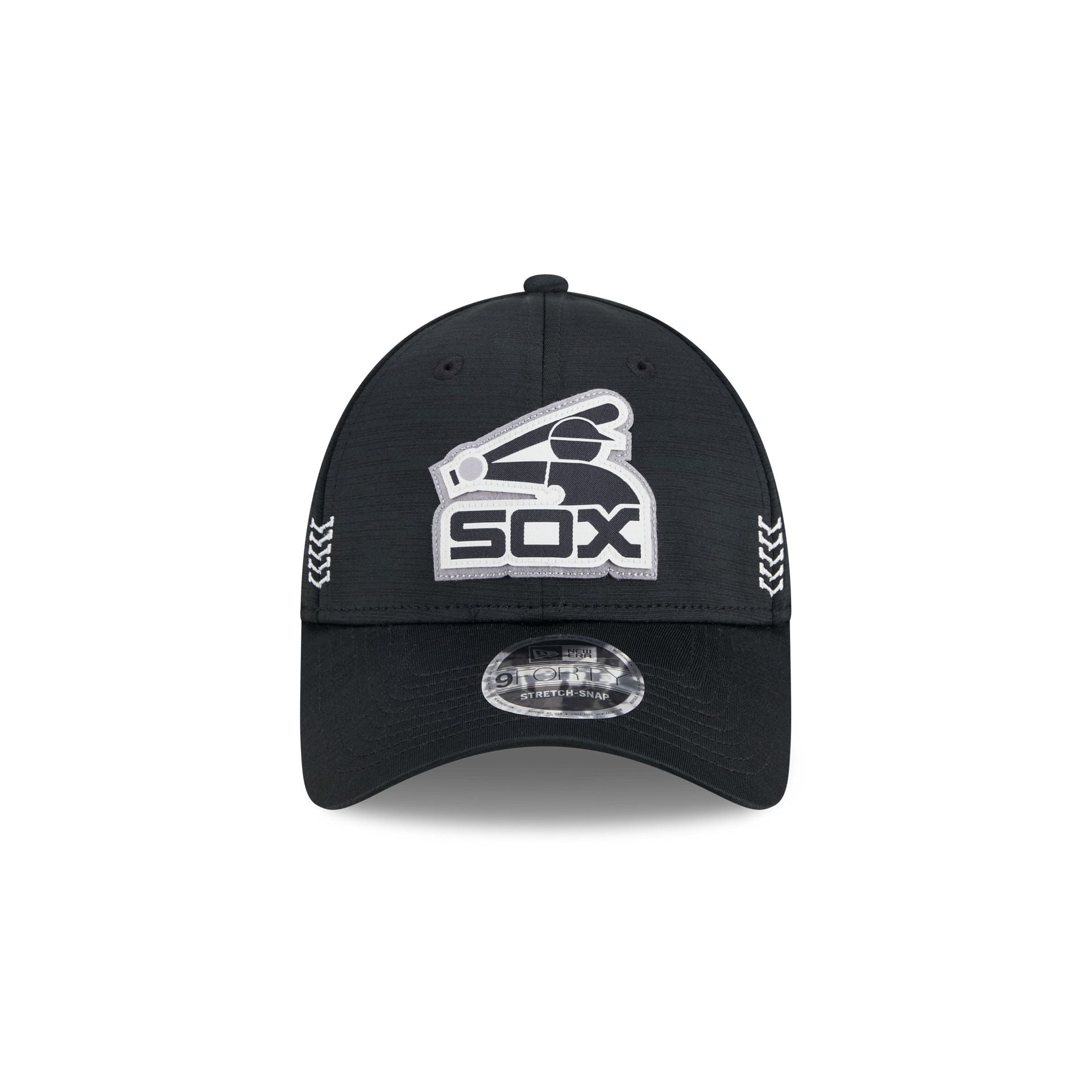 https://cdn.shopify.com/s/files/1/0601/2554/4675/files/60490781_9FORTYSS_MLB24CHOF940_CHIWHI_OTC_F.jpg?v=1706806336