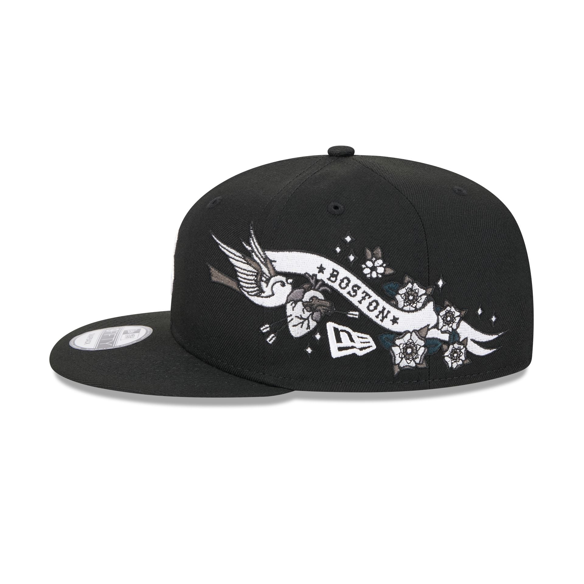 https://cdn.shopify.com/s/files/1/0601/2554/4675/files/60573301_9FIFTY_CITYART_BOSRED_BLK_LSIDE.jpg?v=1724420827