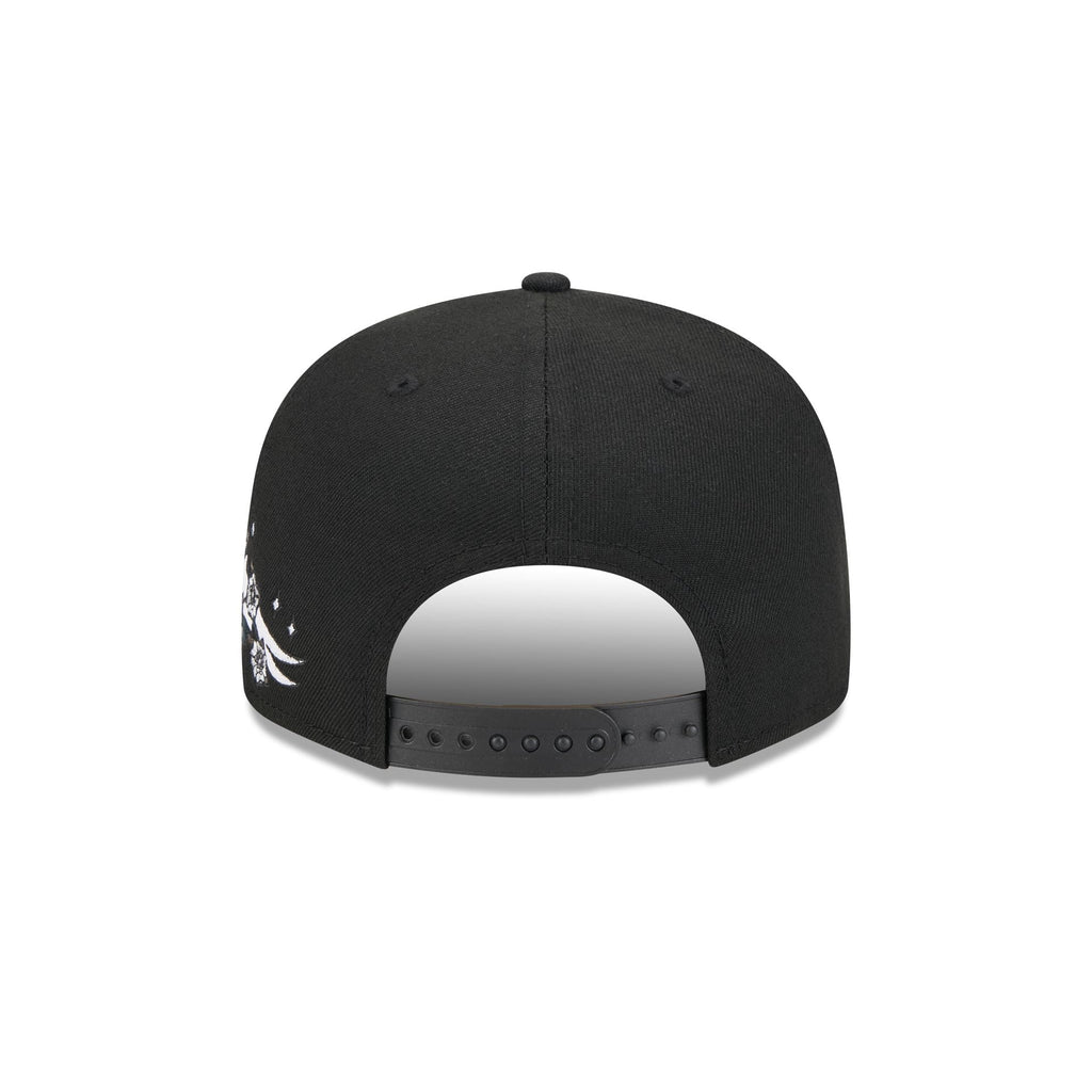 https://cdn.shopify.com/s/files/1/0601/2554/4675/files/60573301_9FIFTY_CITYART_BOSRED_BLK_R.jpg?v=1724420826