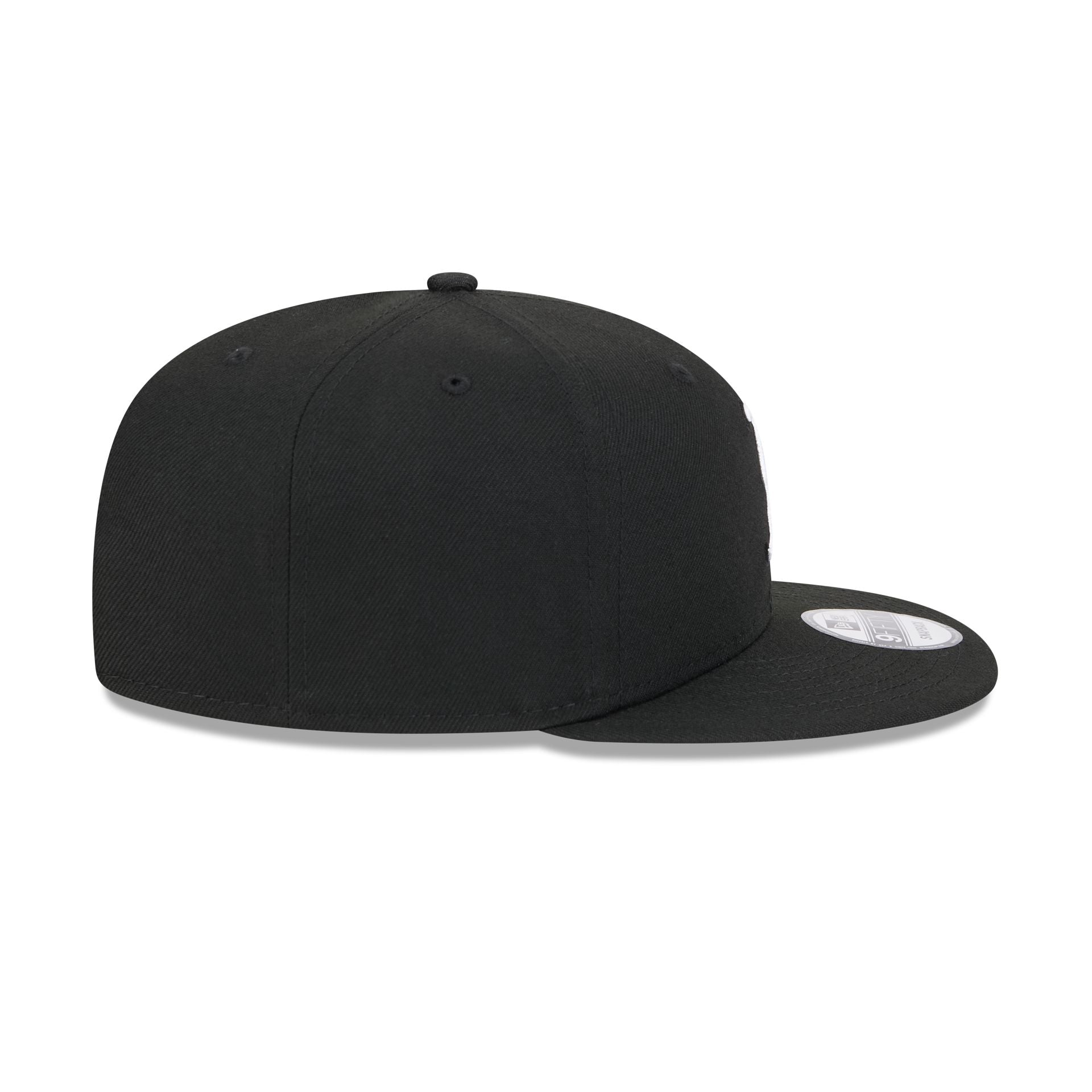 https://cdn.shopify.com/s/files/1/0601/2554/4675/files/60573301_9FIFTY_CITYART_BOSRED_BLK_RSIDE.jpg?v=1724420826