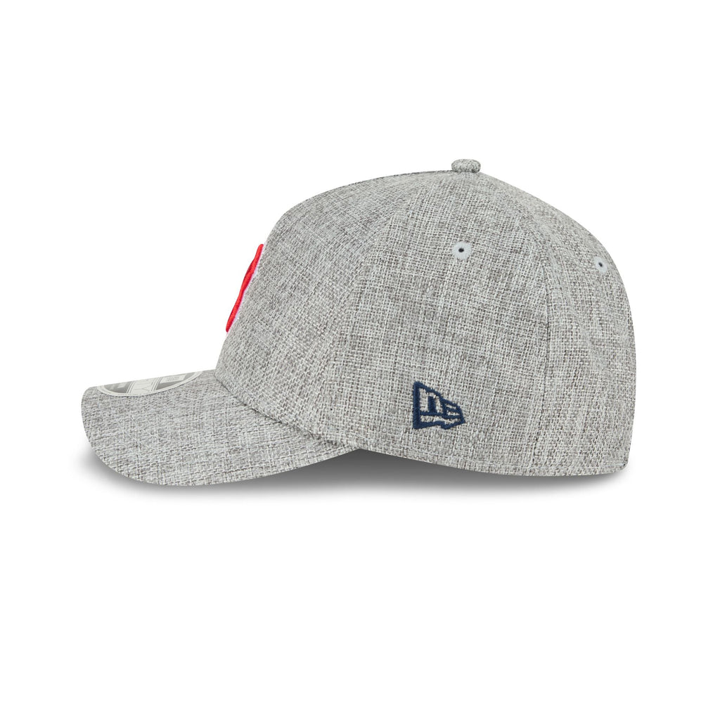 https://cdn.shopify.com/s/files/1/0601/2554/4675/files/60641019_9FORTYMCAF_COTTONWEAVE_BOSRED_GRA_LSIDE.jpg?v=1741121222