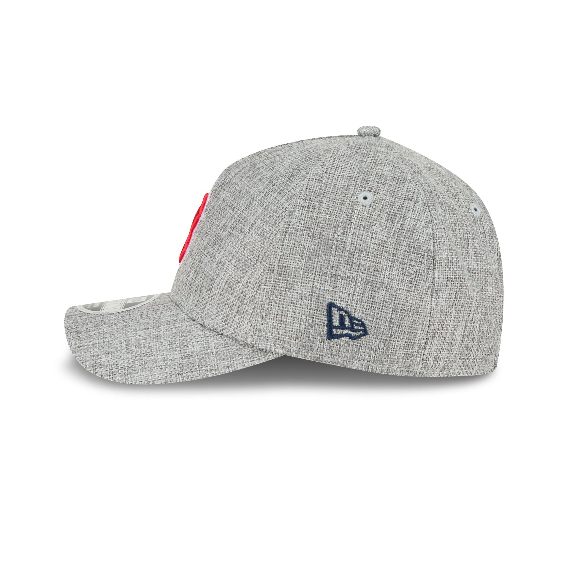https://cdn.shopify.com/s/files/1/0601/2554/4675/files/60641019_9FORTYMCAF_COTTONWEAVE_BOSRED_GRA_LSIDE.jpg?v=1741121222