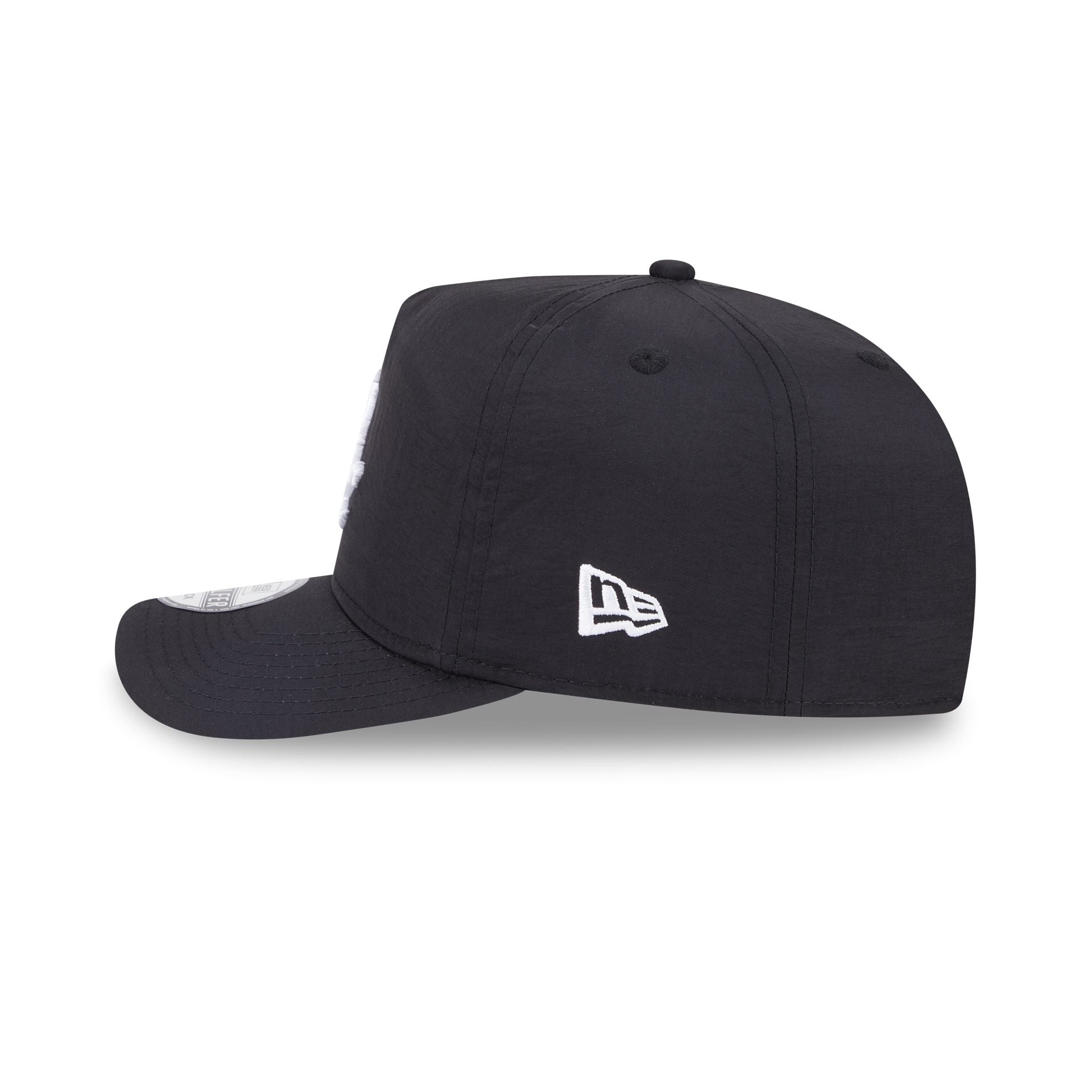 https://cdn.shopify.com/s/files/1/0601/2554/4675/files/60641109_GOLFER_EVERYDAYNYLON_CHIWHI_BLK_LSIDE.jpg?v=1740520618