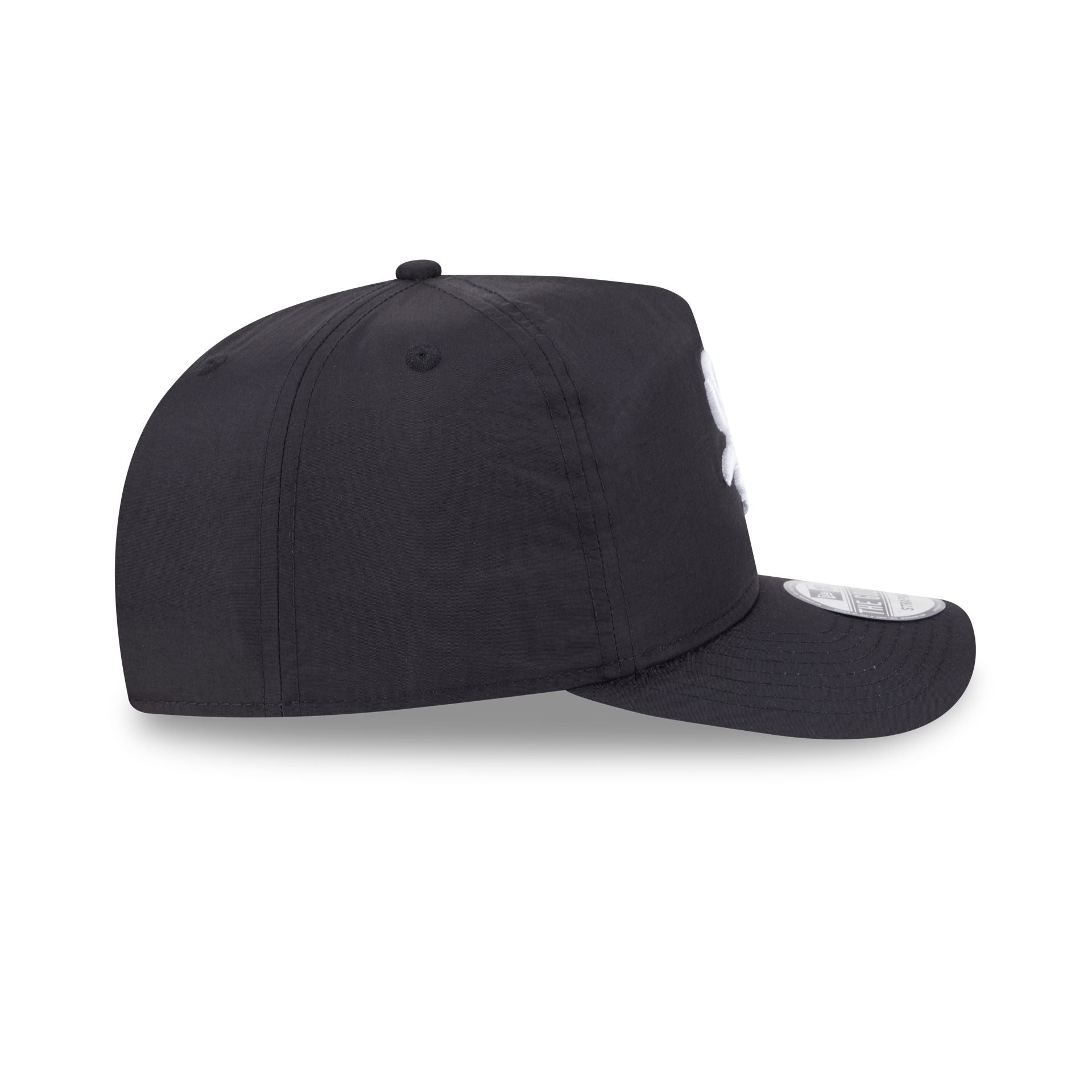 https://cdn.shopify.com/s/files/1/0601/2554/4675/files/60641109_GOLFER_EVERYDAYNYLON_CHIWHI_BLK_RSIDE.jpg?v=1740520618