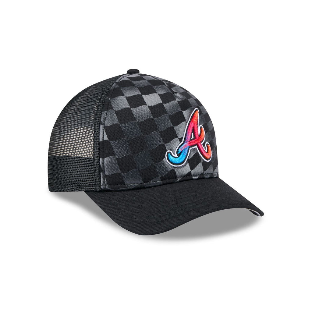 https://cdn.shopify.com/s/files/1/0601/2554/4675/files/60641193_9FORTYMCAF_GRADIENTRACEWAY_ATLBRA_BLK_3QR.jpg?v=1738873207
