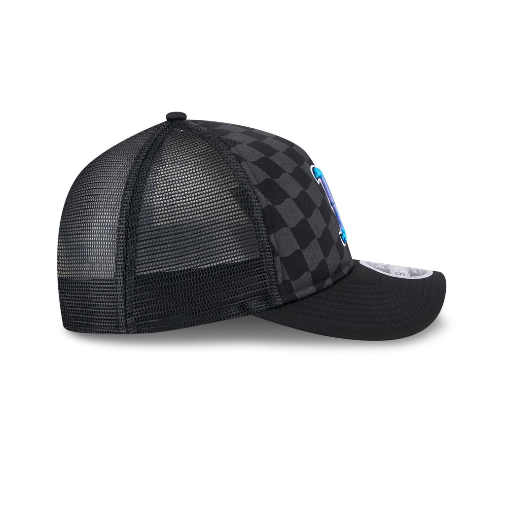 https://cdn.shopify.com/s/files/1/0601/2554/4675/files/60641194_940MC_20AF_20TRUCKER_GRADIENTRACEWAY_BOSRED_BLK_RSIDE.jpg?v=1738873206