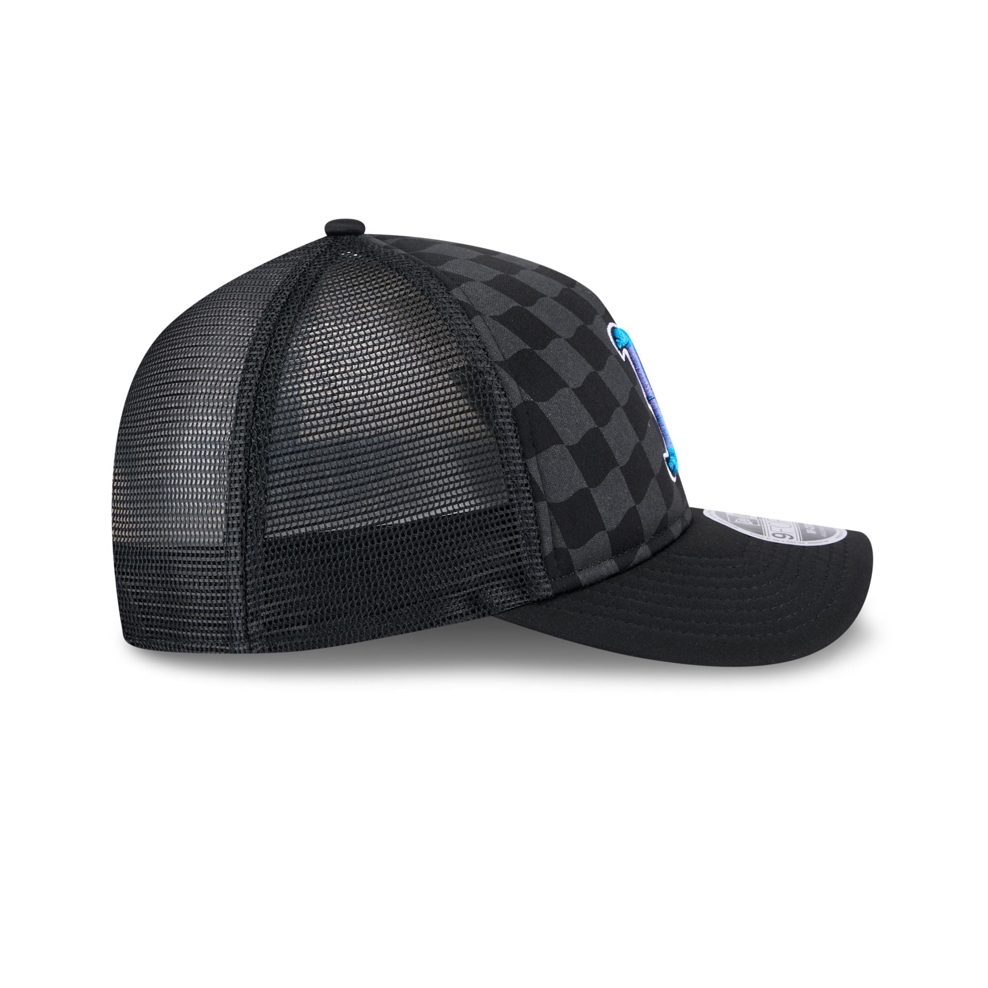 https://cdn.shopify.com/s/files/1/0601/2554/4675/files/60641194_940MC_20AF_20TRUCKER_GRADIENTRACEWAY_BOSRED_BLK_RSIDE.jpg?v=1738873206