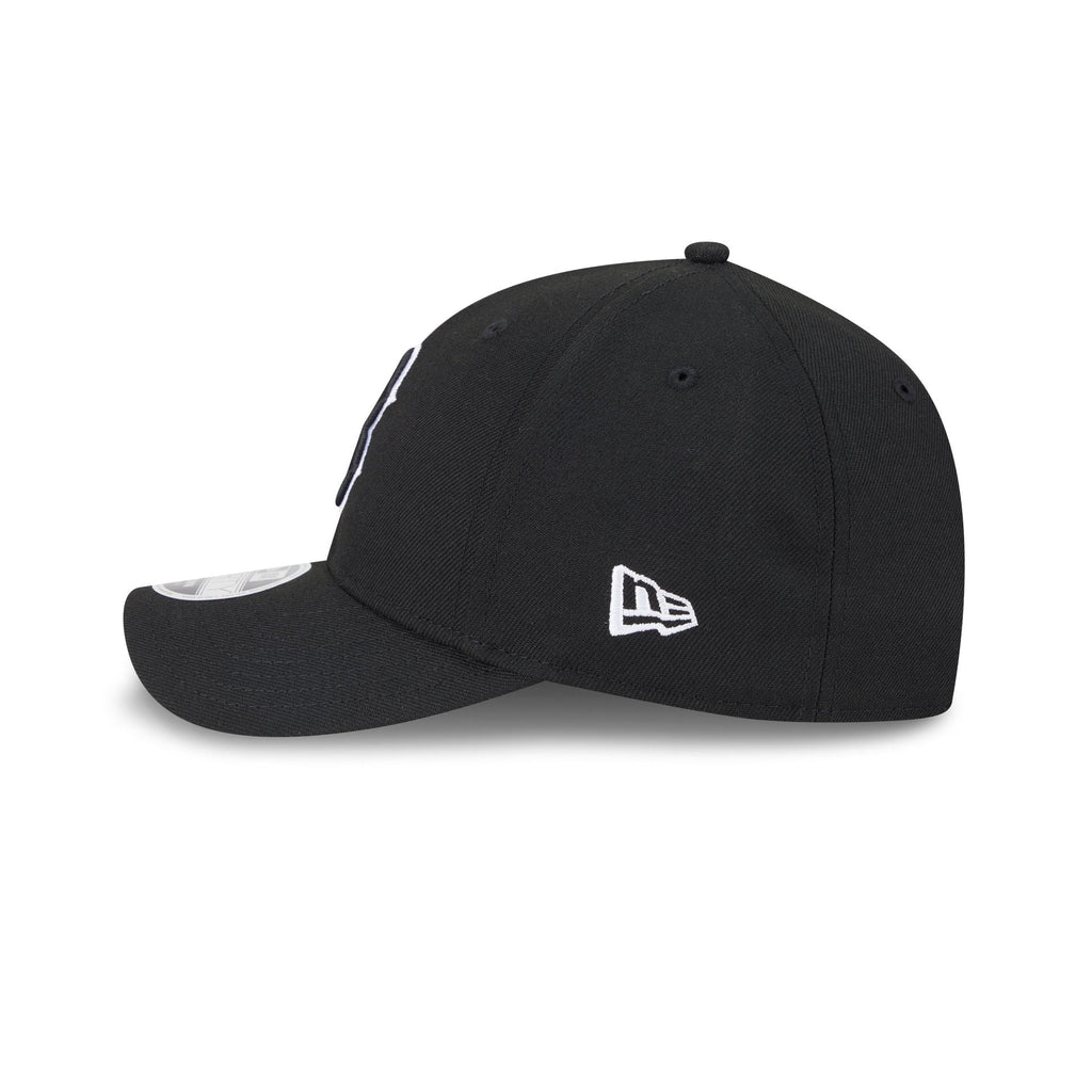 https://cdn.shopify.com/s/files/1/0601/2554/4675/files/60646915_9FORTYMC_MLBTEAM940MC_BOSRED_WHI_LSIDE.jpg?v=1736976594