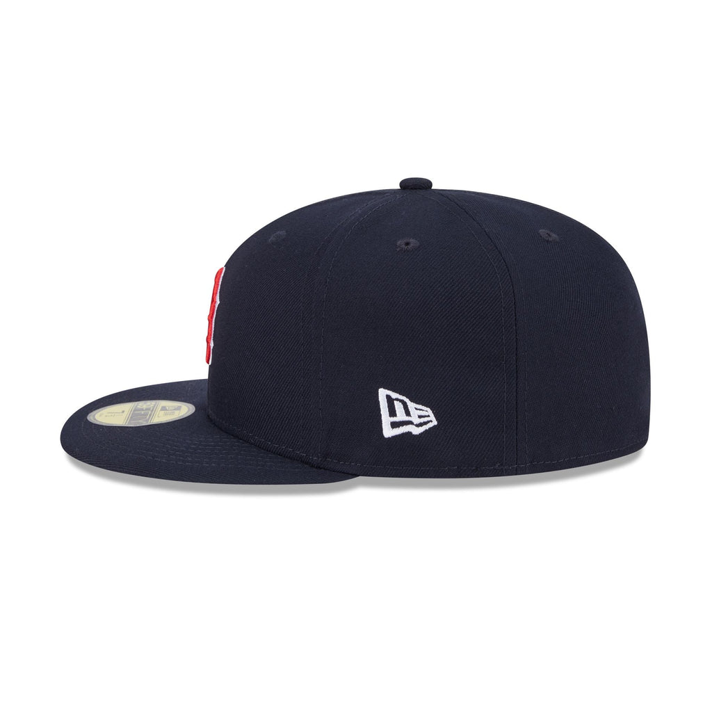 https://cdn.shopify.com/s/files/1/0601/2554/4675/files/60649411_59FIFTY_COM595024951_BOSRED_OTC_LSIDE.jpg?v=1741279039
