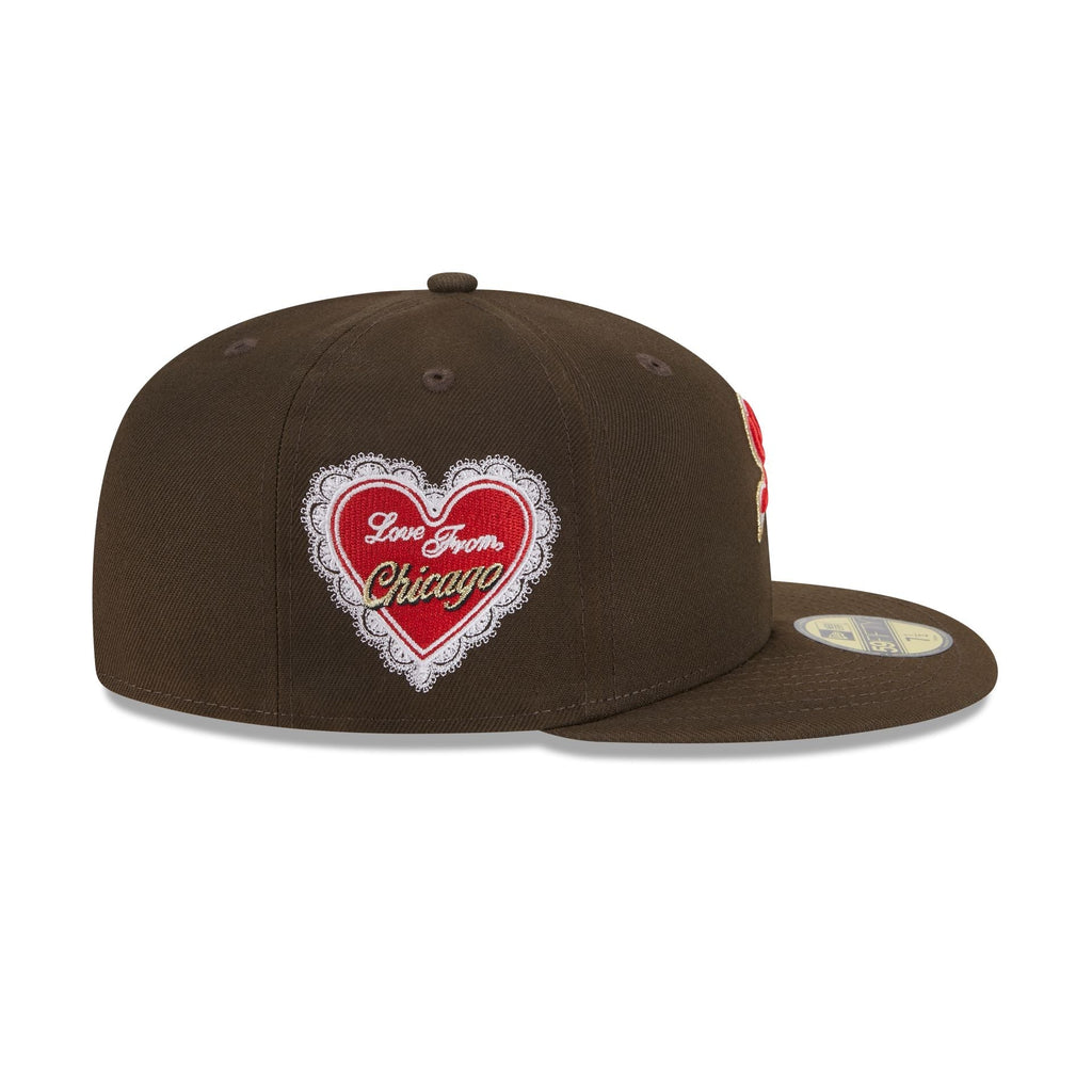 https://cdn.shopify.com/s/files/1/0601/2554/4675/files/60661416_59FIFTY_LifestyleEnergy_CHIWHI_WLT_RSIDE.jpg?v=1737663030