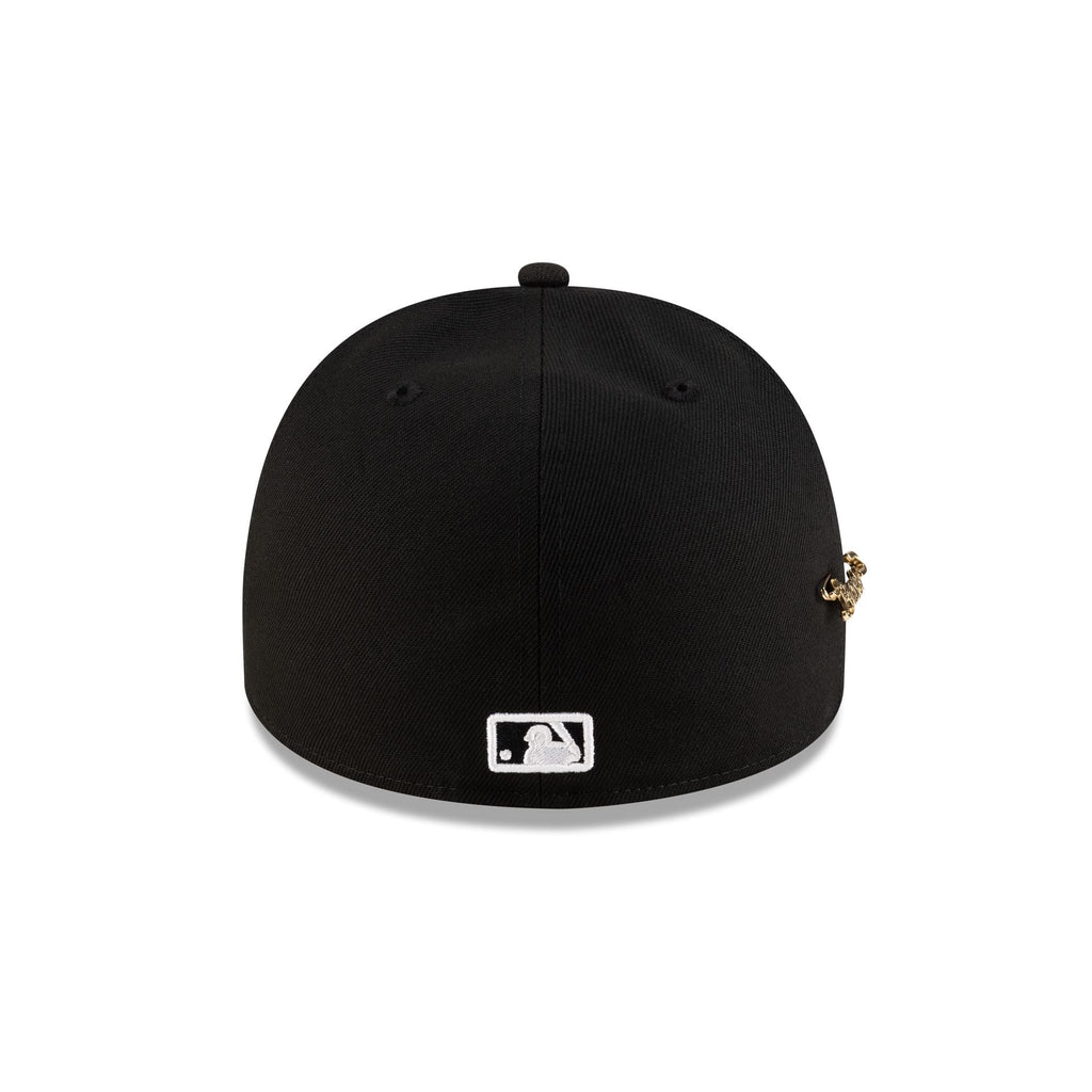 https://cdn.shopify.com/s/files/1/0601/2554/4675/files/60668858_59FIFTYAF_SCRIPT_PIN_ATLBRA_BLK_R.jpg?v=1748617270