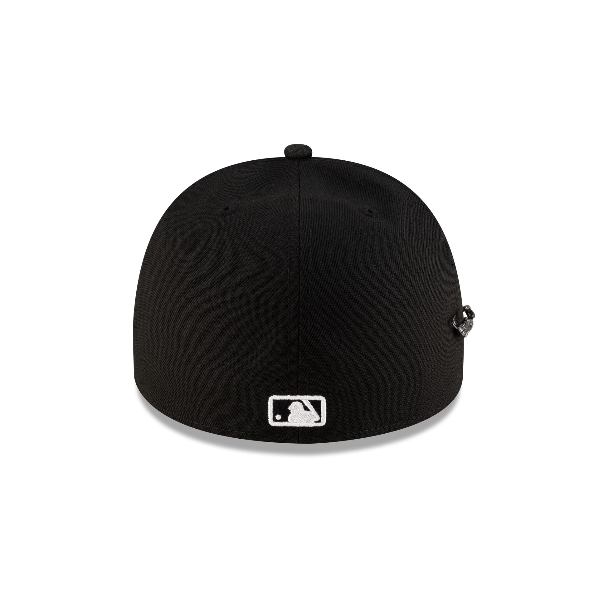 https://cdn.shopify.com/s/files/1/0601/2554/4675/files/60668872_59FIFTYAF_SCRIPT_PIN_CHIWHI_BLK_R.jpg?v=1748617269