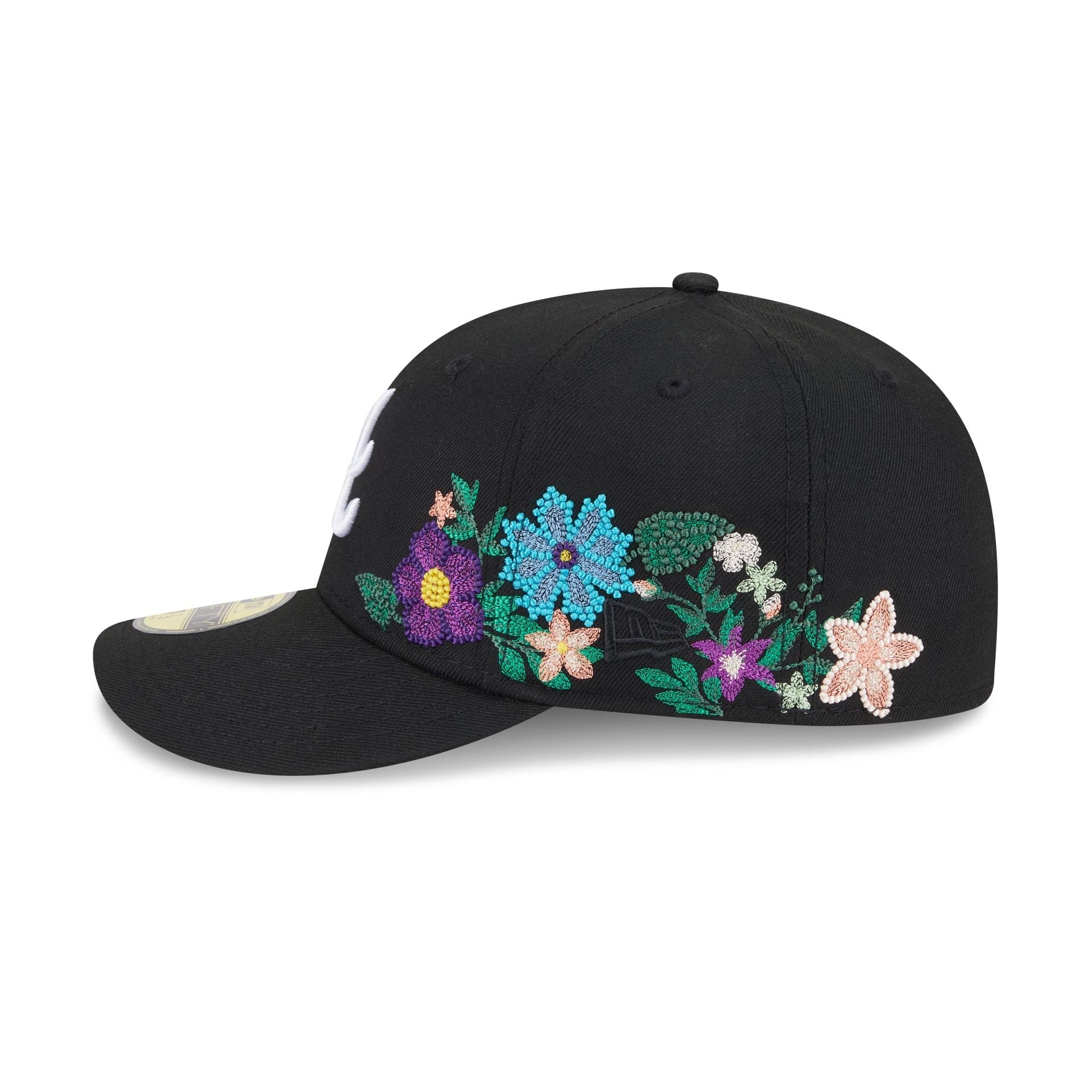 https://cdn.shopify.com/s/files/1/0601/2554/4675/files/60668922_59FIFTY_TONALFLORALS25426_ATLBRA_BLK_LSIDE.jpg?v=1746728139