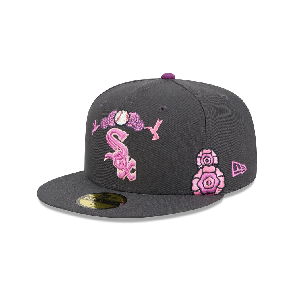 https://cdn.shopify.com/s/files/1/0601/2554/4675/files/60675083_59FIFTY_5950DIADEMUERTOSCHIWHIGRH_CHIWHI_GRH_3QL.jpg?v=1760635753