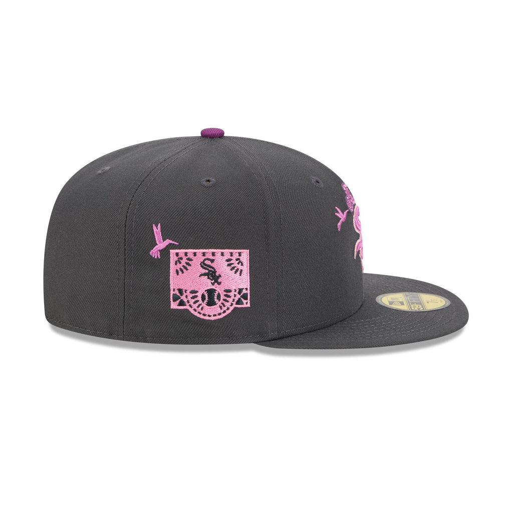 https://cdn.shopify.com/s/files/1/0601/2554/4675/files/60675083_59FIFTY_5950DIADEMUERTOSCHIWHIGRH_CHIWHI_GRH_RSIDE.jpg?v=1760635753