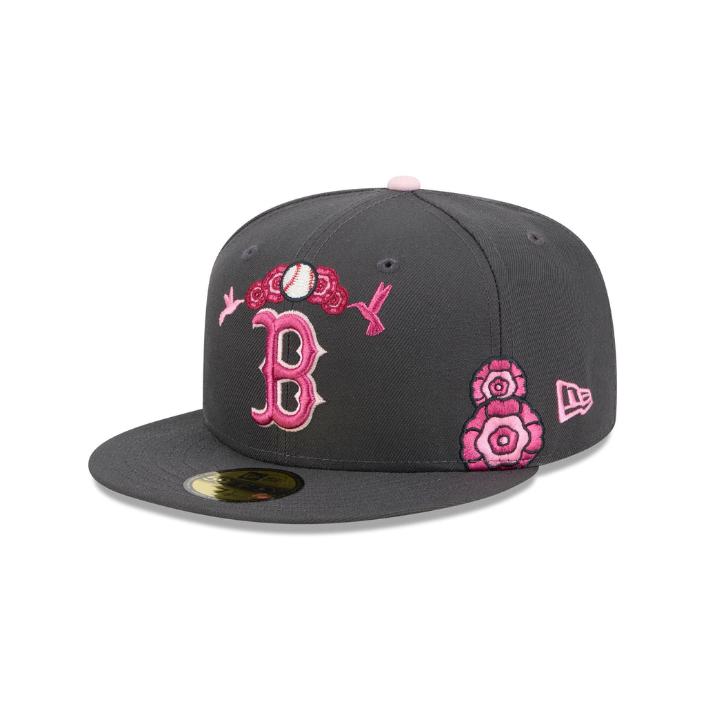 https://cdn.shopify.com/s/files/1/0601/2554/4675/files/60675086_59FIFTY_5950DIADEMUERTOSBOSREDGRH_BOSRED_GRH_3QL.jpg?v=1760635754