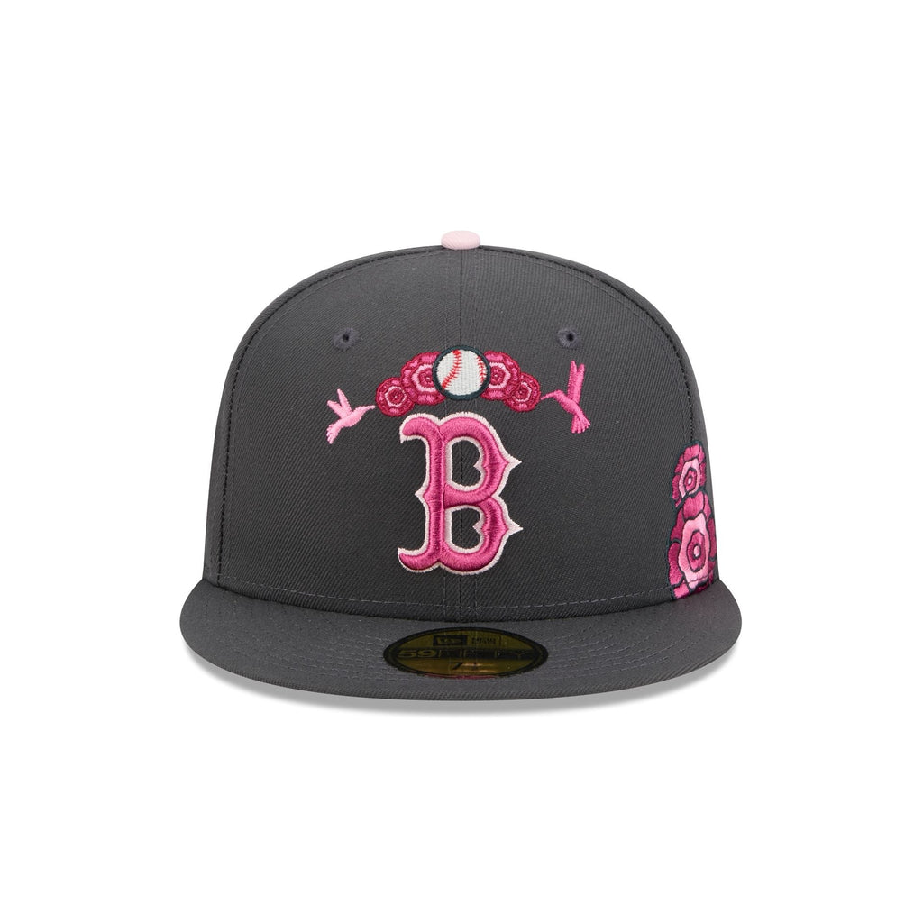 https://cdn.shopify.com/s/files/1/0601/2554/4675/files/60675086_59FIFTY_5950DIADEMUERTOSBOSREDGRH_BOSRED_GRH_F.jpg?v=1760635754