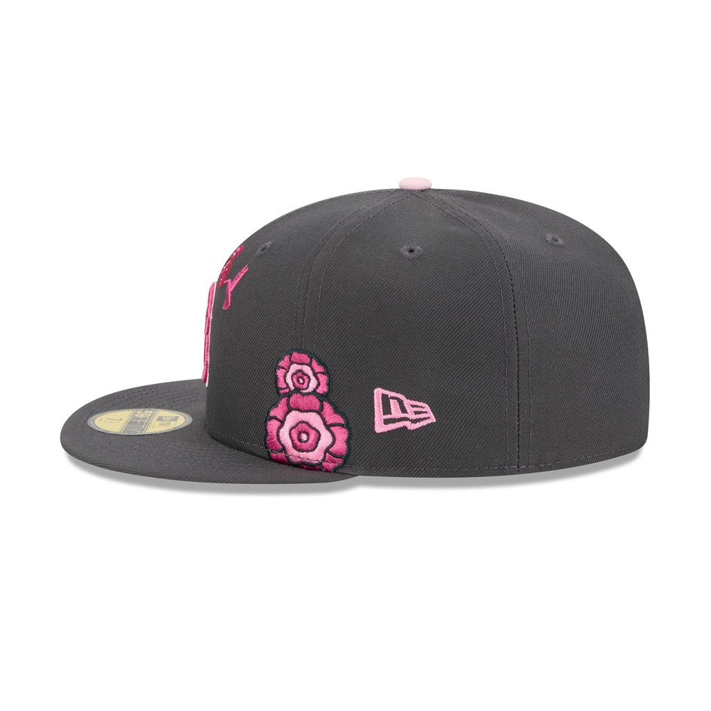 https://cdn.shopify.com/s/files/1/0601/2554/4675/files/60675086_59FIFTY_5950DIADEMUERTOSBOSREDGRH_BOSRED_GRH_LSIDE.jpg?v=1760635754