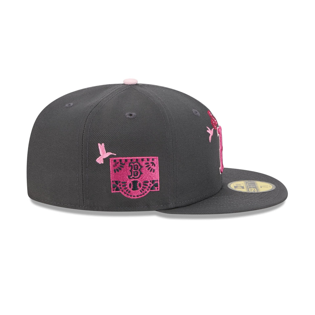 https://cdn.shopify.com/s/files/1/0601/2554/4675/files/60675086_59FIFTY_5950DIADEMUERTOSBOSREDGRH_BOSRED_GRH_RSIDE.jpg?v=1760635754