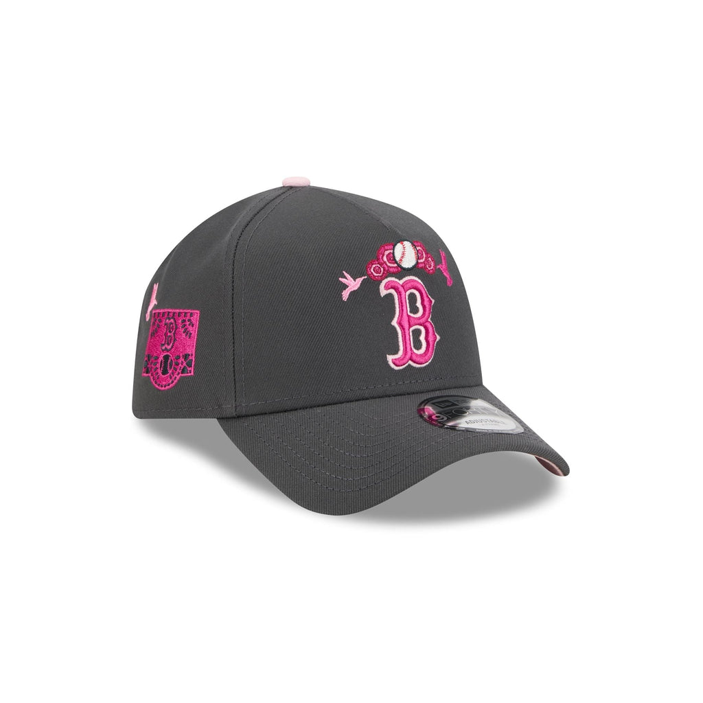 https://cdn.shopify.com/s/files/1/0601/2554/4675/files/60675112_9FORTYAF_940AFDIADEMUERTOSBOSREDGRH_BOSRED_GRH_3QR.jpg?v=1760635752