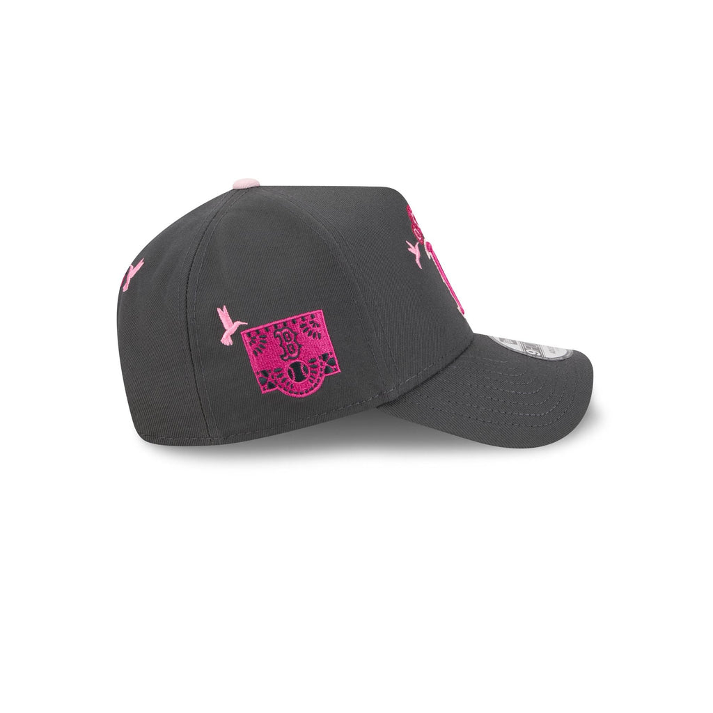 https://cdn.shopify.com/s/files/1/0601/2554/4675/files/60675112_9FORTYAF_940AFDIADEMUERTOSBOSREDGRH_BOSRED_GRH_RSIDE.jpg?v=1760635752
