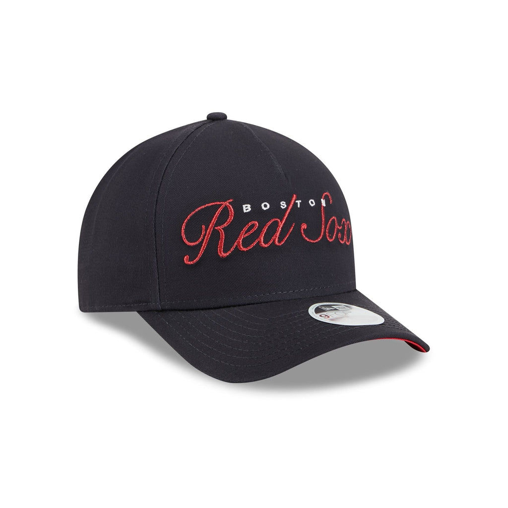 https://cdn.shopify.com/s/files/1/0601/2554/4675/files/60710711_9FORTYMCAF_940MCAFMTLLC25313_BOSRED_OTC_3QR.jpg?v=1758118634