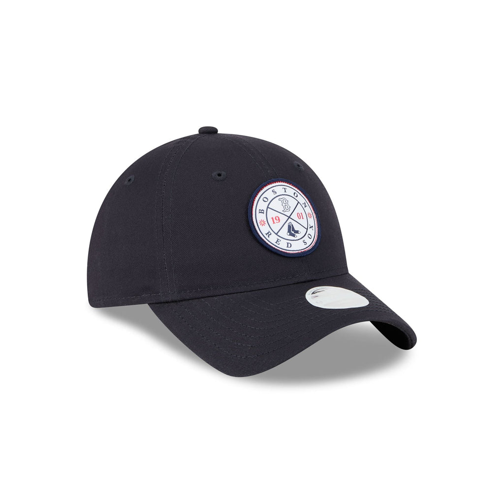 https://cdn.shopify.com/s/files/1/0601/2554/4675/files/60738108_9TWENTY_920BLOOM25330_BOSRED_OTC_3QR.jpg?v=1756828217