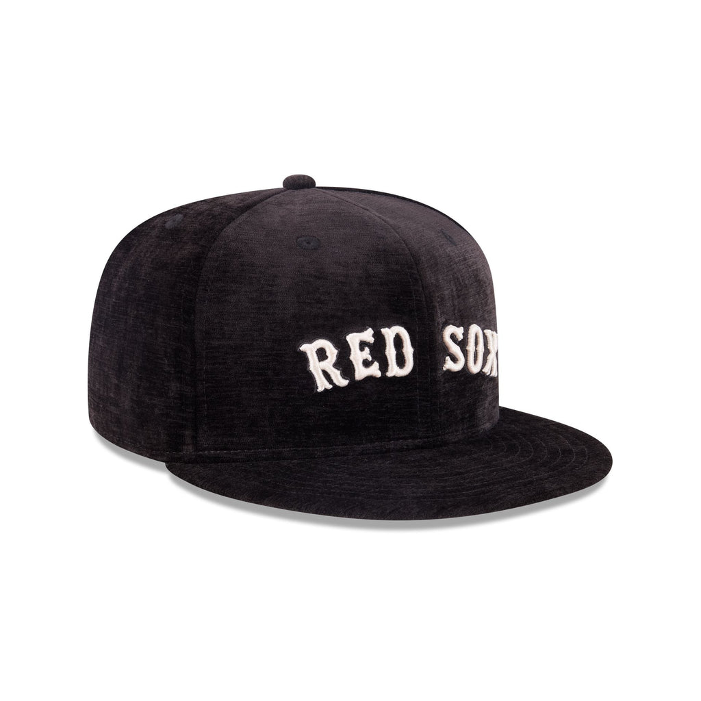 https://cdn.shopify.com/s/files/1/0601/2554/4675/files/60750859_59FIFTY_5950DAY595027040_BOSRED_BLK_3QR.jpg?v=1745502722