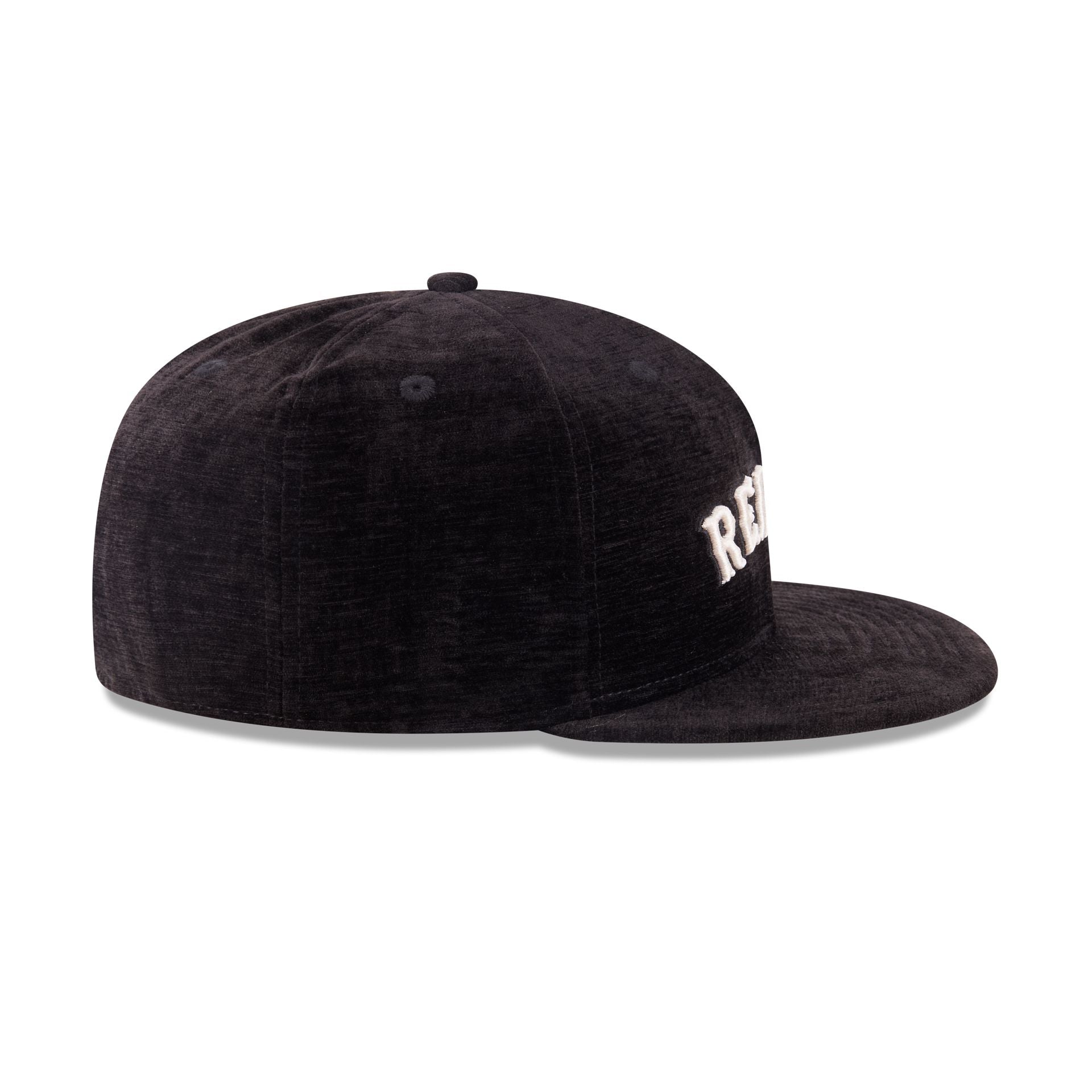 https://cdn.shopify.com/s/files/1/0601/2554/4675/files/60750859_59FIFTY_5950DAY595027040_BOSRED_BLK_RSIDE.jpg?v=1745502722