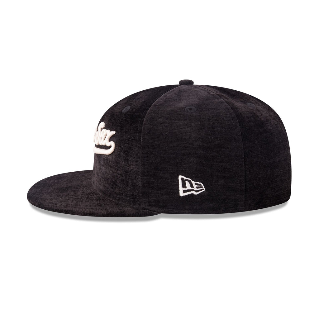 https://cdn.shopify.com/s/files/1/0601/2554/4675/files/60750865_59FIFTY_5950DAY595027040_CHIWHI_BLK_LSIDE.jpg?v=1745502721