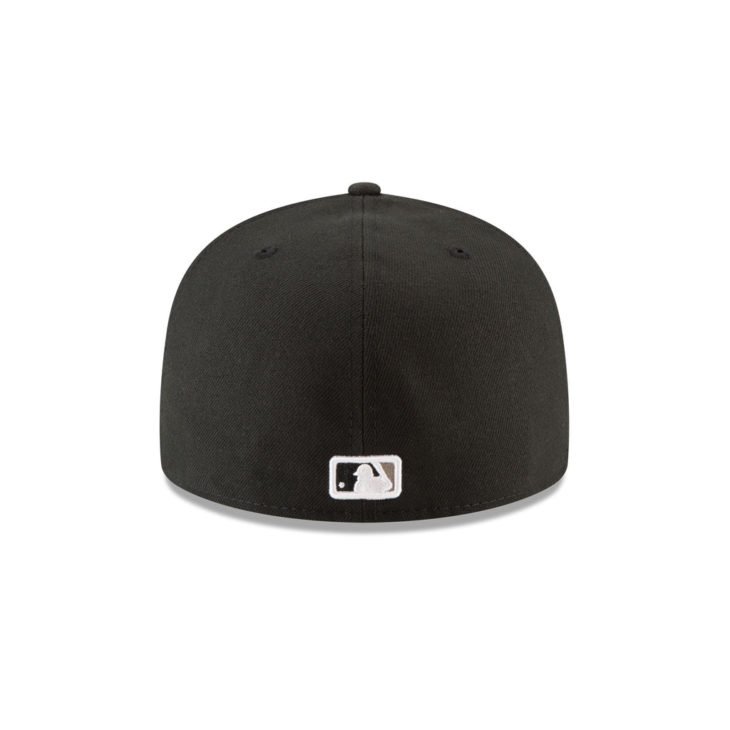 https://cdn.shopify.com/s/files/1/0601/2554/4675/files/60757599_59FIFTY_MLB25ACCHIWHI125ANNGM_CHIWHI_BLK_R.jpg?v=1744202330