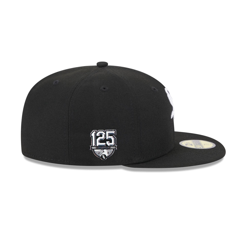https://cdn.shopify.com/s/files/1/0601/2554/4675/files/60757599_59FIFTY_MLB25ACCHIWHI125ANNGM_CHIWHI_BLK_RSIDE.jpg?v=1744202330