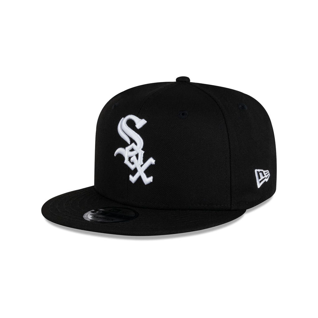 https://cdn.shopify.com/s/files/1/0601/2554/4675/files/60757603_9FIFTY_MLB25950CHIWHI125ANNOTC_CHIWHI_BLK_3QL.jpg?v=1744202328