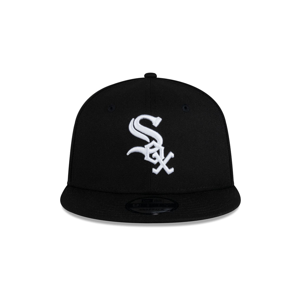 https://cdn.shopify.com/s/files/1/0601/2554/4675/files/60757603_9FIFTY_MLB25950CHIWHI125ANNOTC_CHIWHI_BLK_F.jpg?v=1744202328