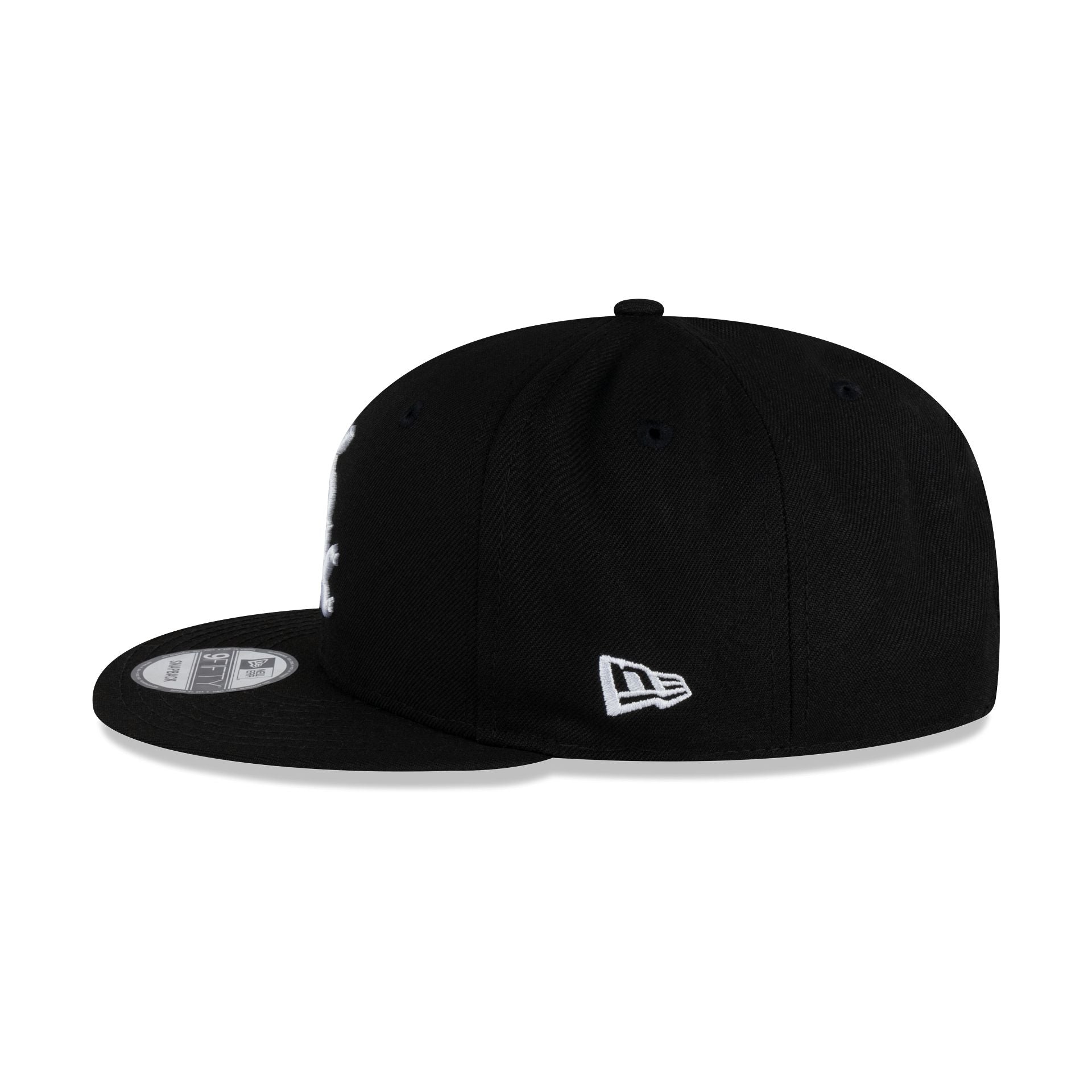 https://cdn.shopify.com/s/files/1/0601/2554/4675/files/60757603_9FIFTY_MLB25950CHIWHI125ANNOTC_CHIWHI_BLK_LSIDE.jpg?v=1744202328